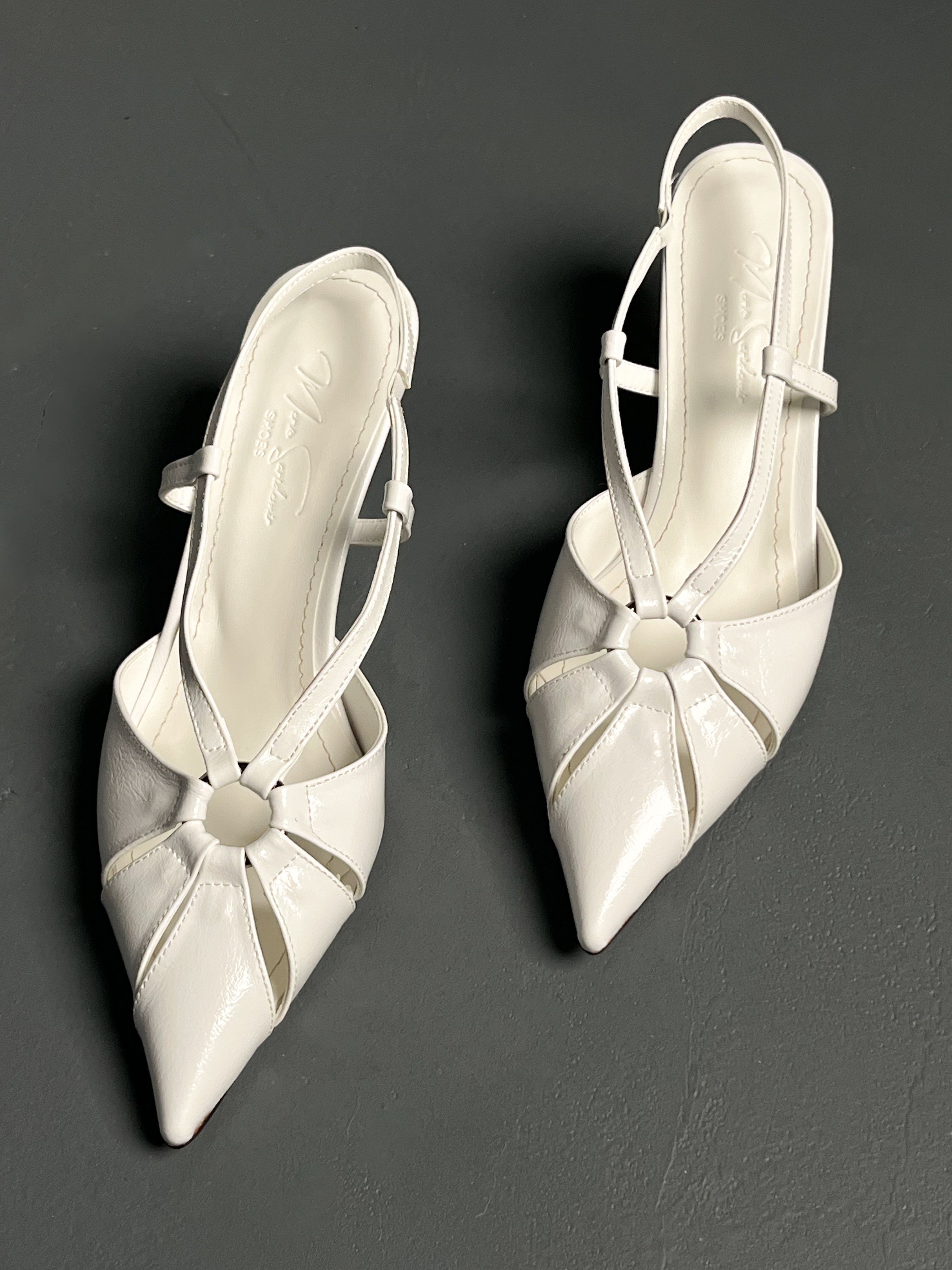 Beyaz Rugan Orta Bant Geçiş Detaylı İnce Topuklu Ayakkabı