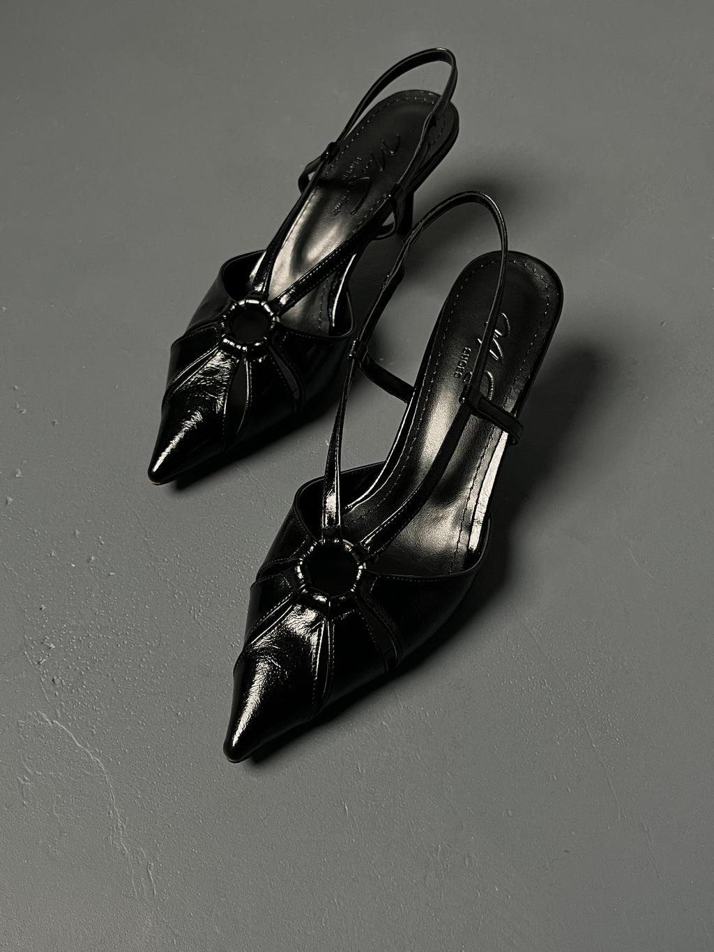 Siyah Rugan Orta Bant Geçiş Detaylı İnce Topuklu Ayakkabı