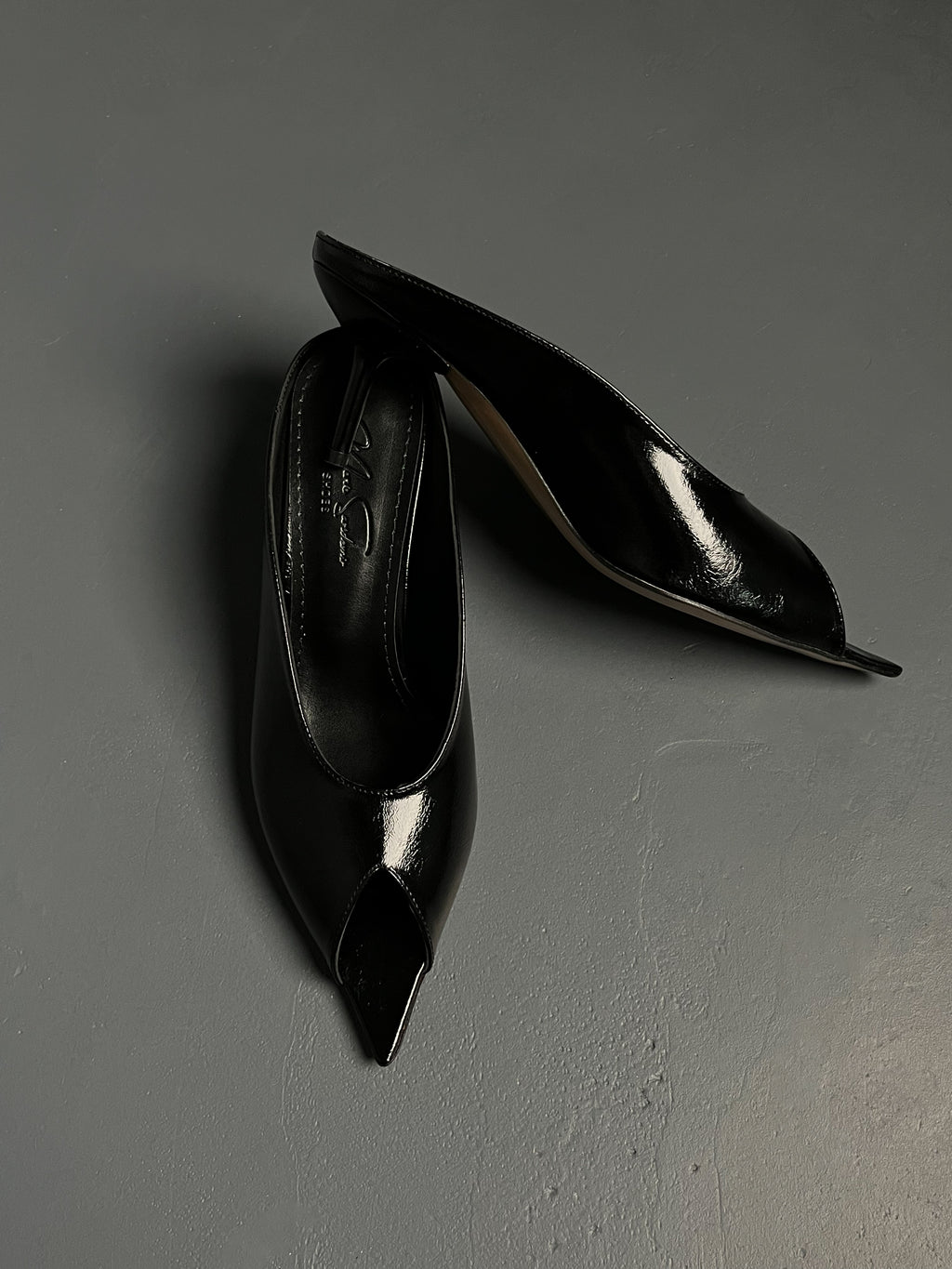 Siyah açık burun terlik