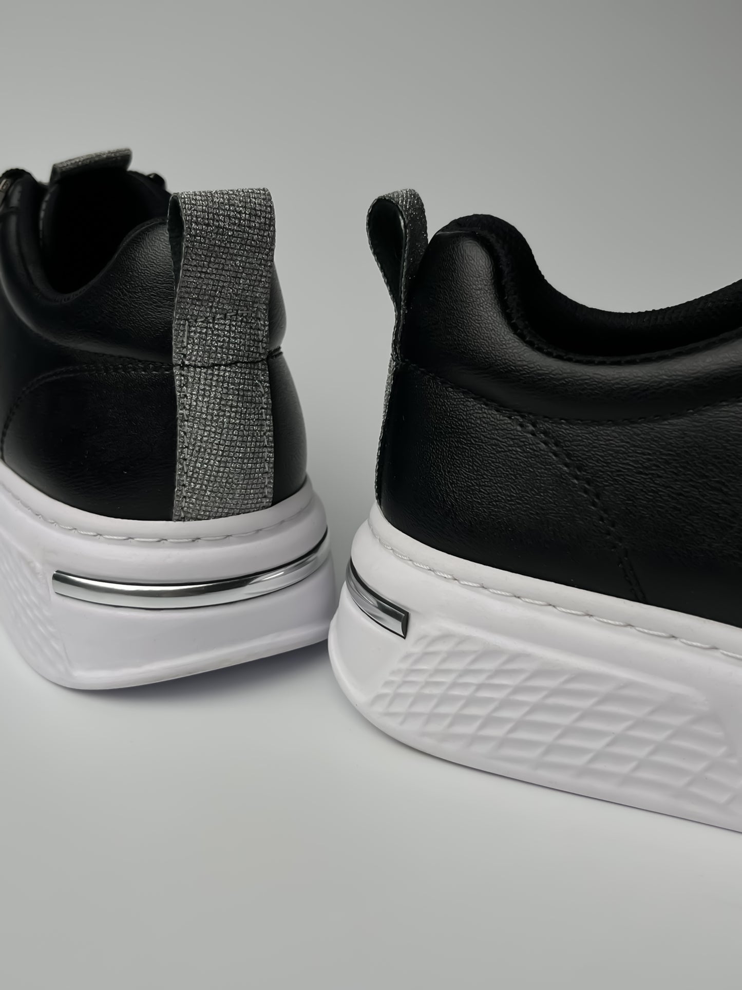 Siyah Spor Ayakkabı – Gümüş Detaylı