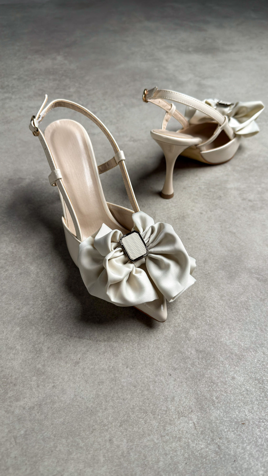 Krem Fiyonklu Slingback Topuklu Ayakkabı