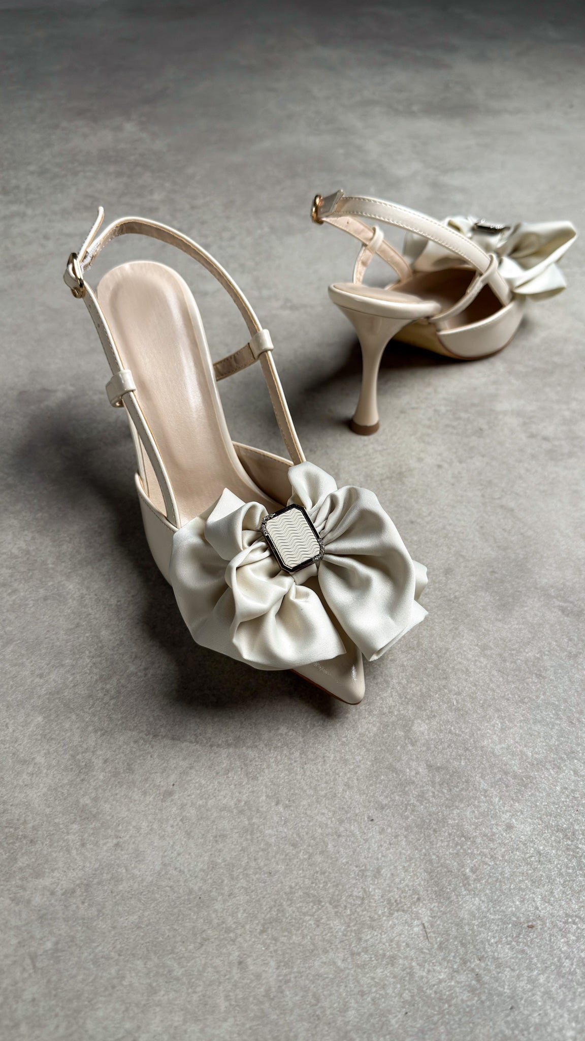 Krem Fiyonklu Slingback Topuklu Ayakkabı
