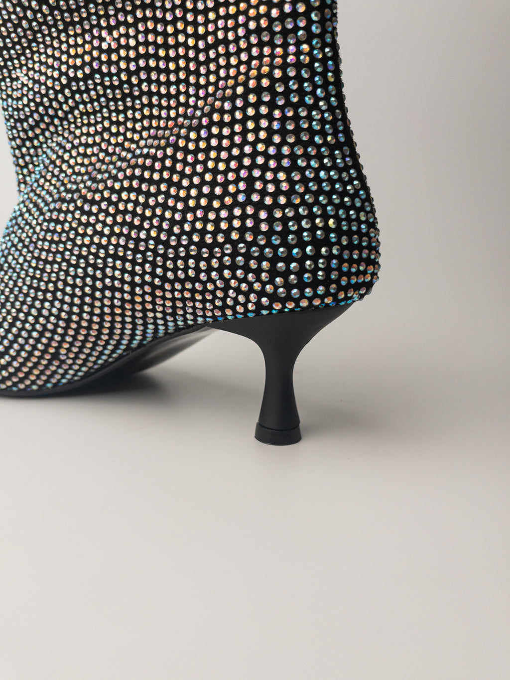 Siyah Taş Detaylı İnce Topuklu Kadın Bot – 6 cm Topuk, Geniş Konç XL