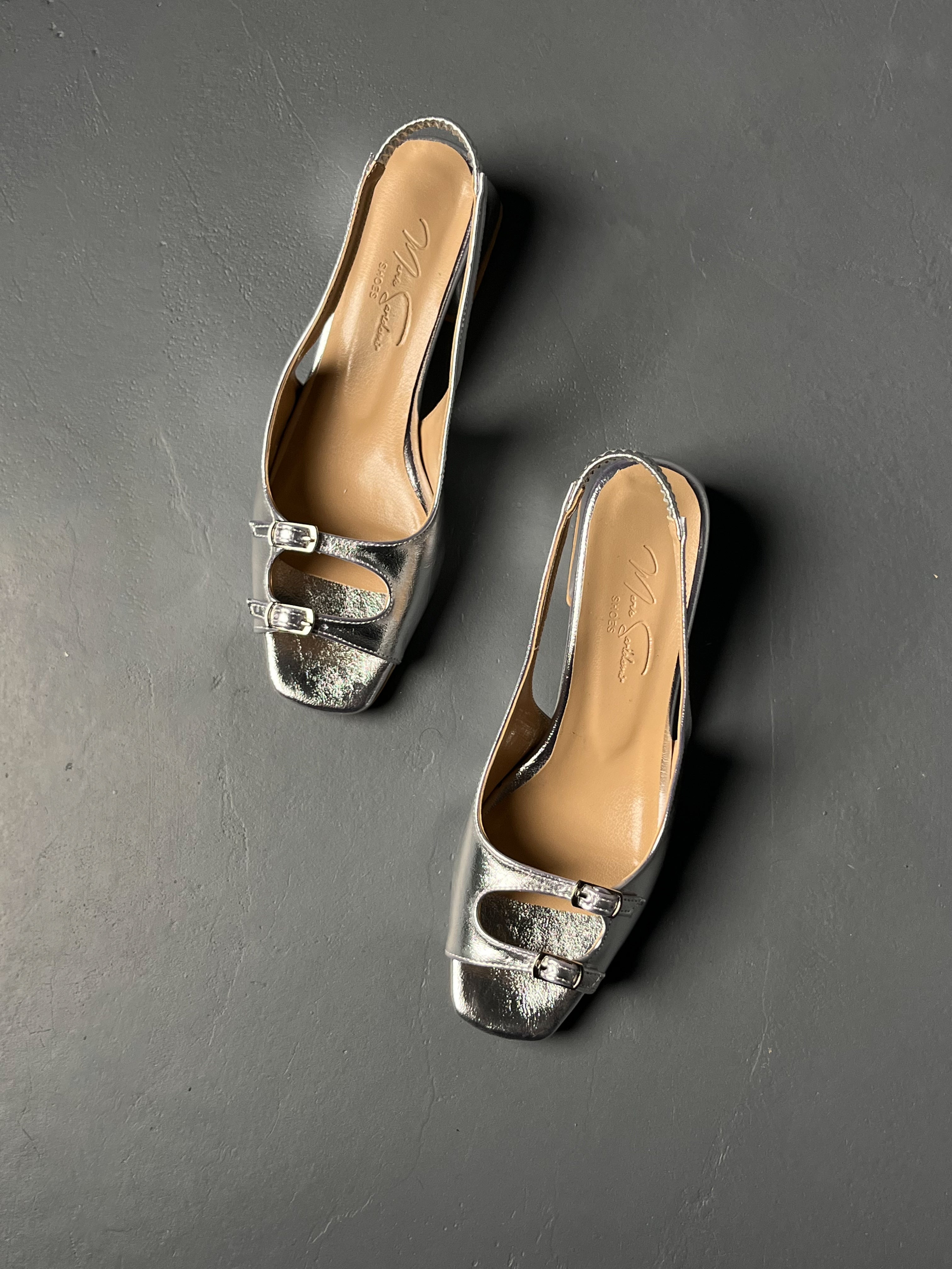 Gümüş Rugan Tokalı Kalın Topuklu Ayakkabı