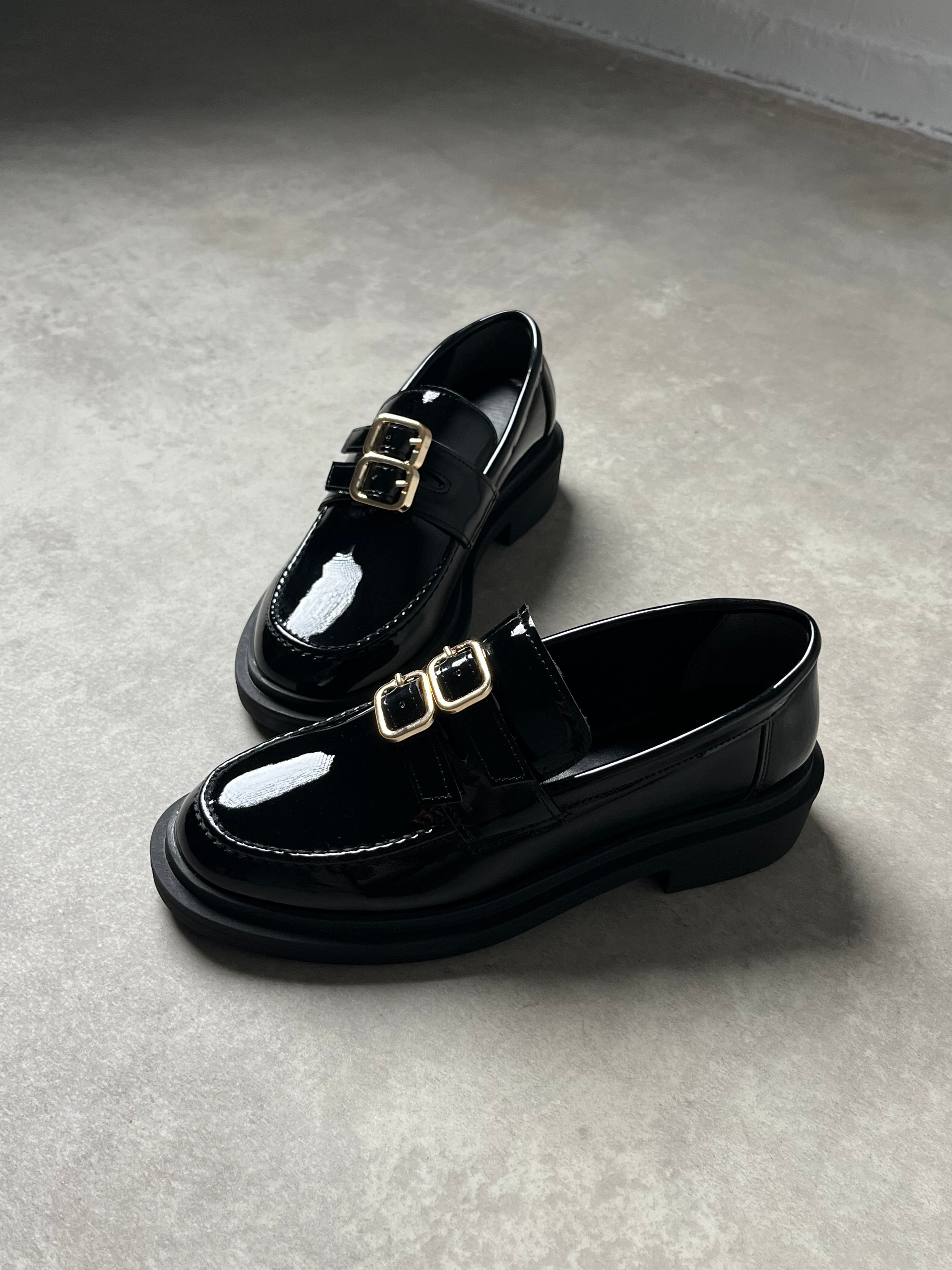 Gold toka detaylı siyah rugan loafer