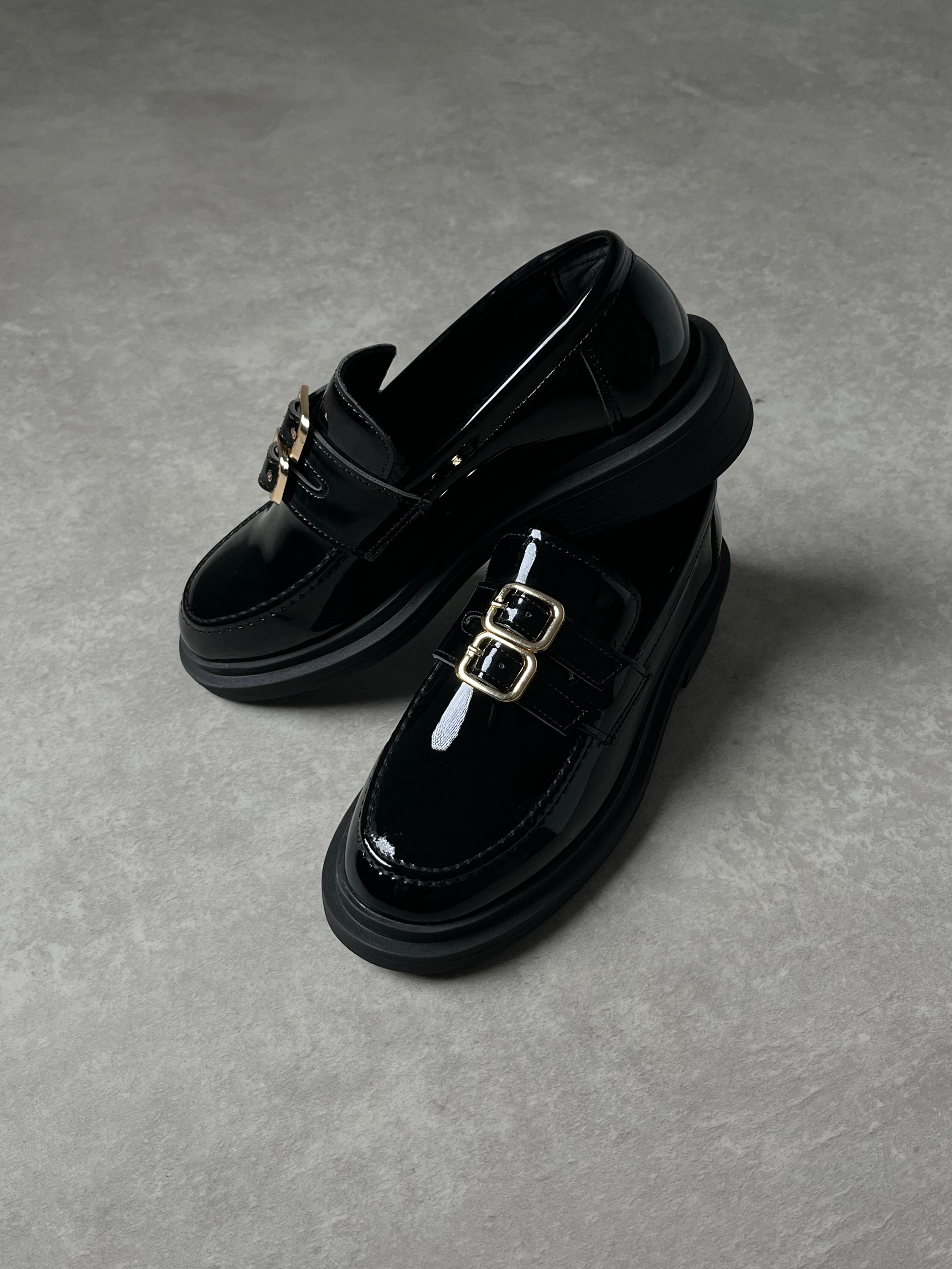 Gold toka detaylı siyah rugan loafer