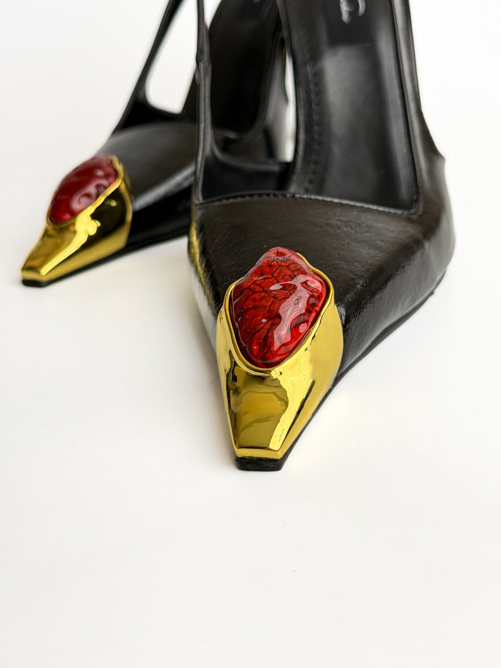 Siyah Kırışık Rugan Slingback Topuklu Ayakkabı – Gold Burun & Kırmızı Taş Detay