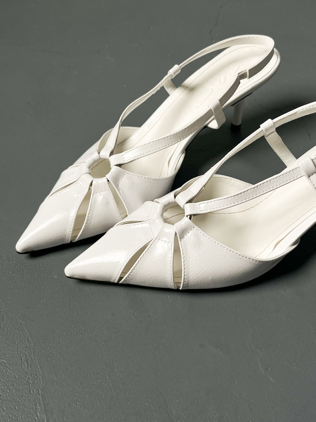 Beyaz Rugan Orta Bant Geçiş Detaylı İnce Topuklu Ayakkabı