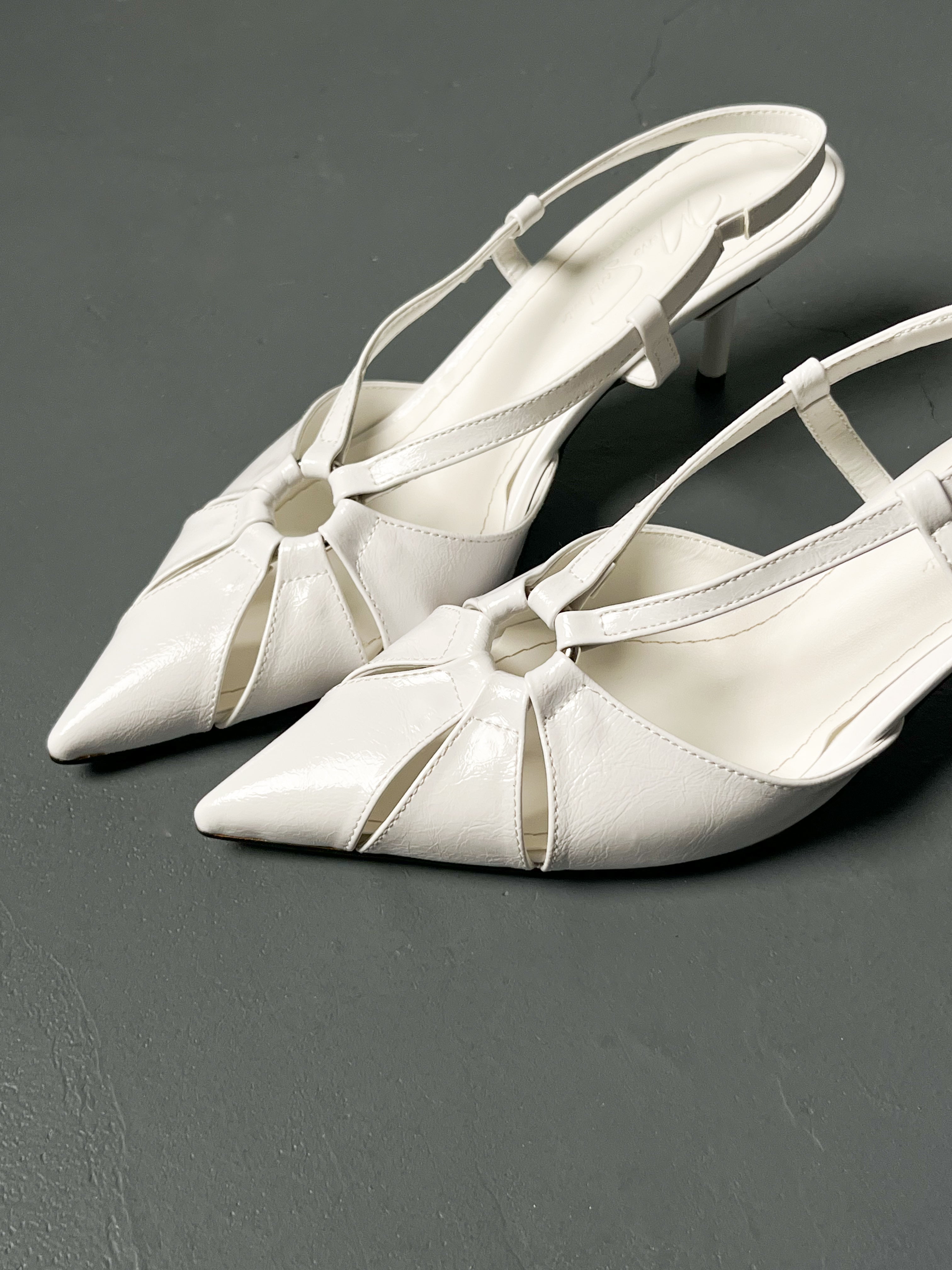 Beyaz Rugan Orta Bant Geçiş Detaylı İnce Topuklu Ayakkabı