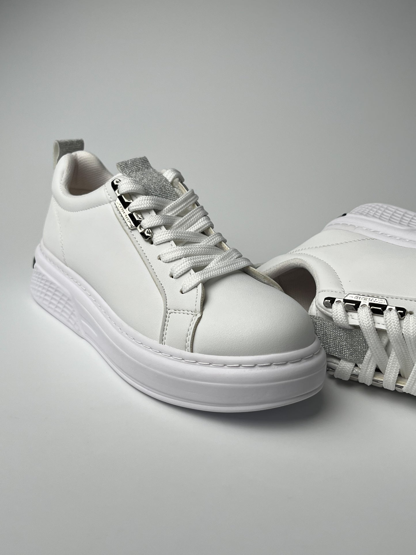 Beyaz Spor Ayakkabı – Gümüş Detaylı