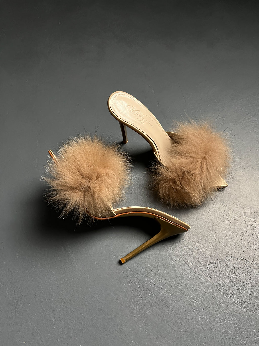 Bej Tüylü İnce Topuklu Terlik