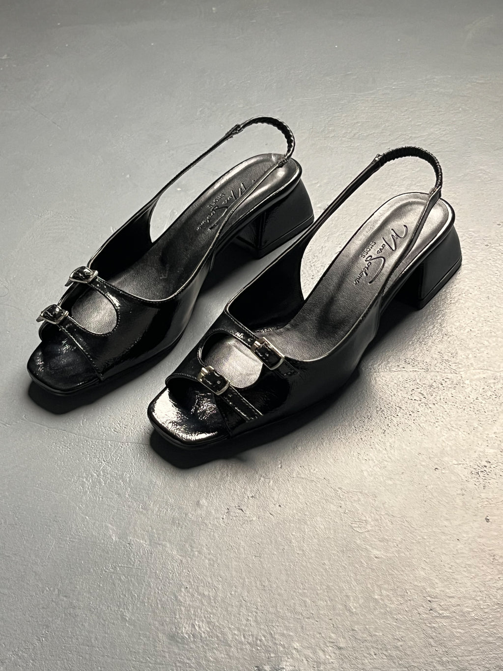 Siyah Rugan Tokalı Kalın Topuklu Ayakkabı