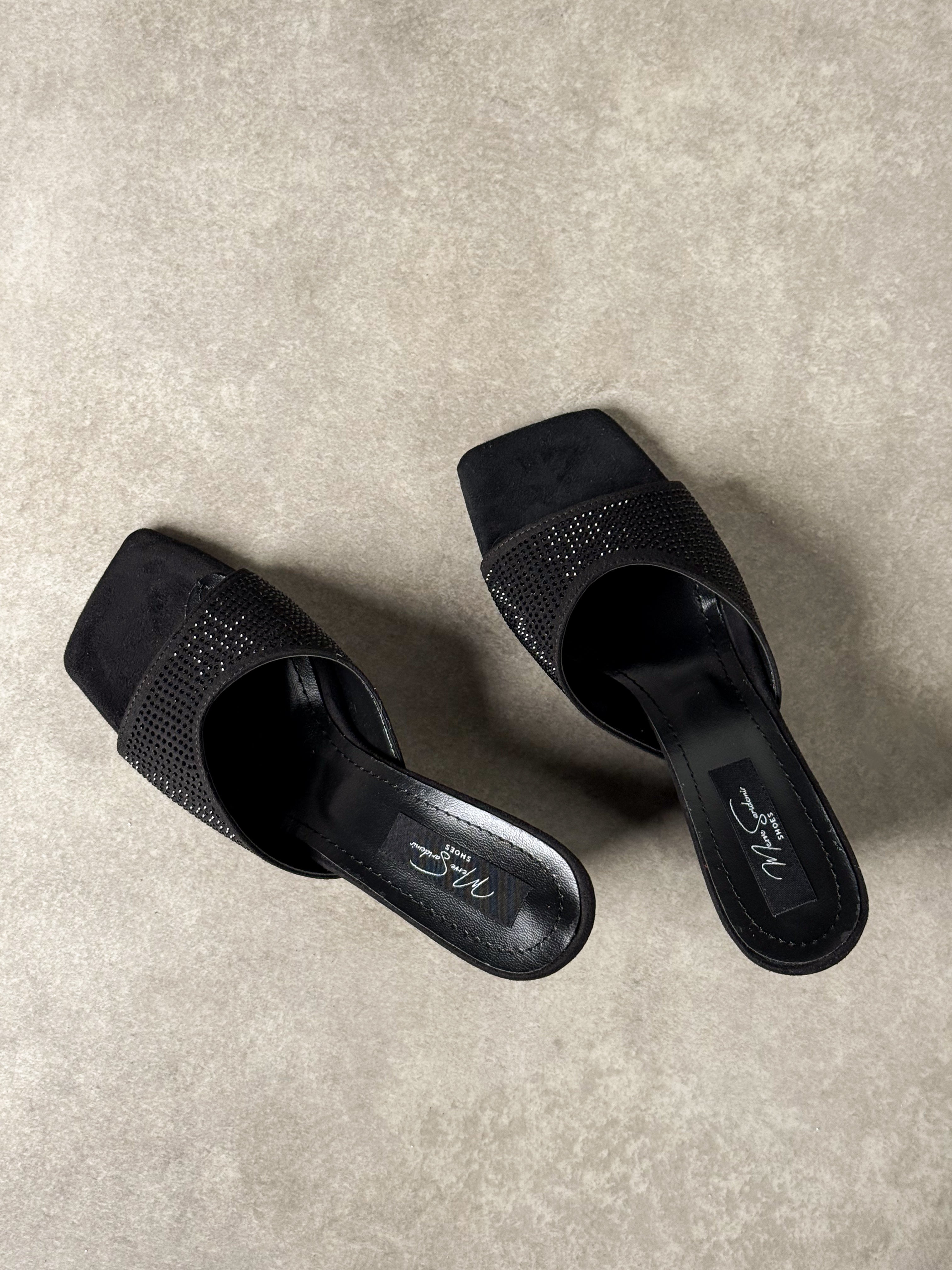 Siyah Taş Detaylı Dolgu Topuk Terlik