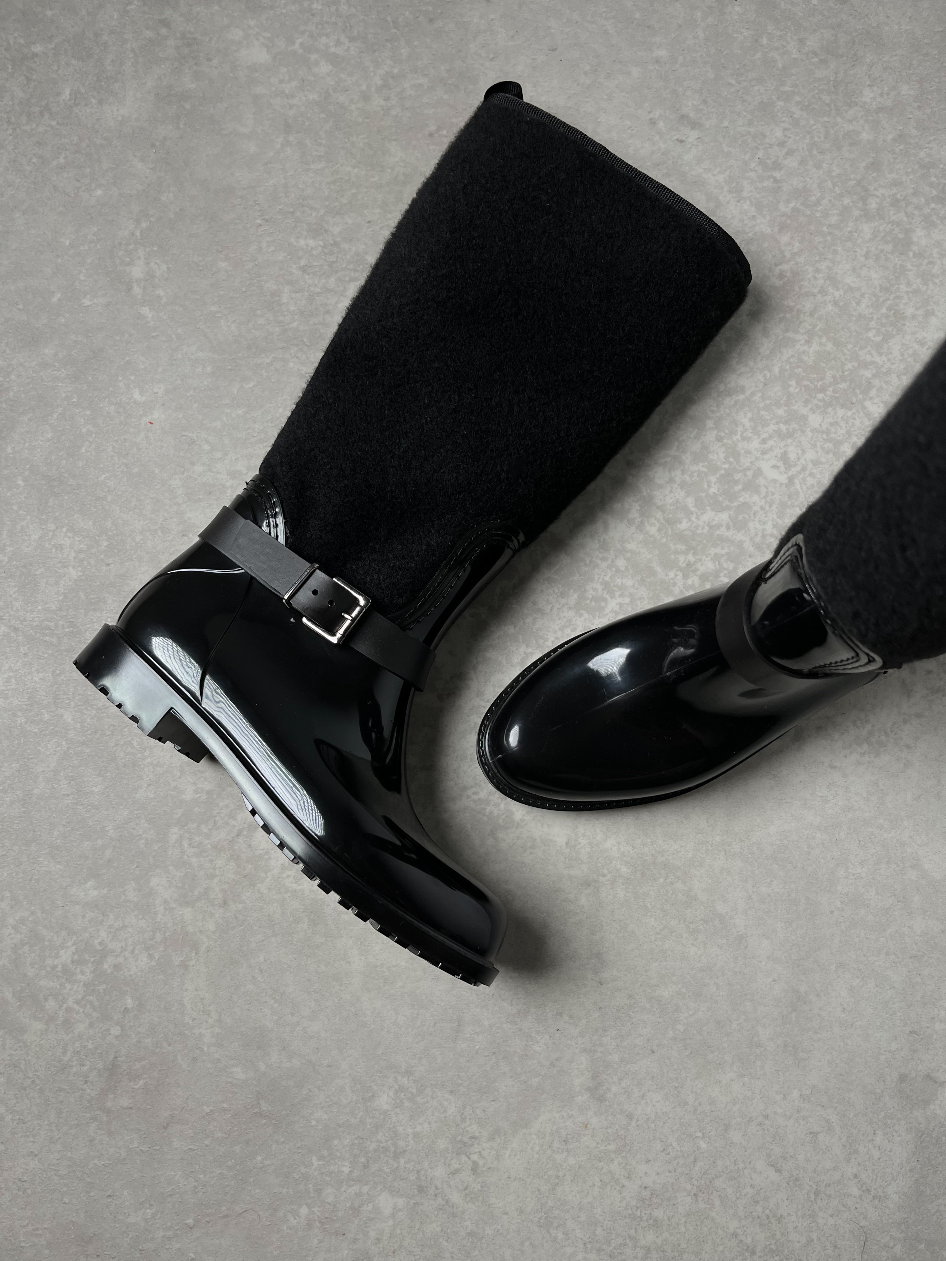 Siyah Tokalı Detaylı Yağmur Çizmesi