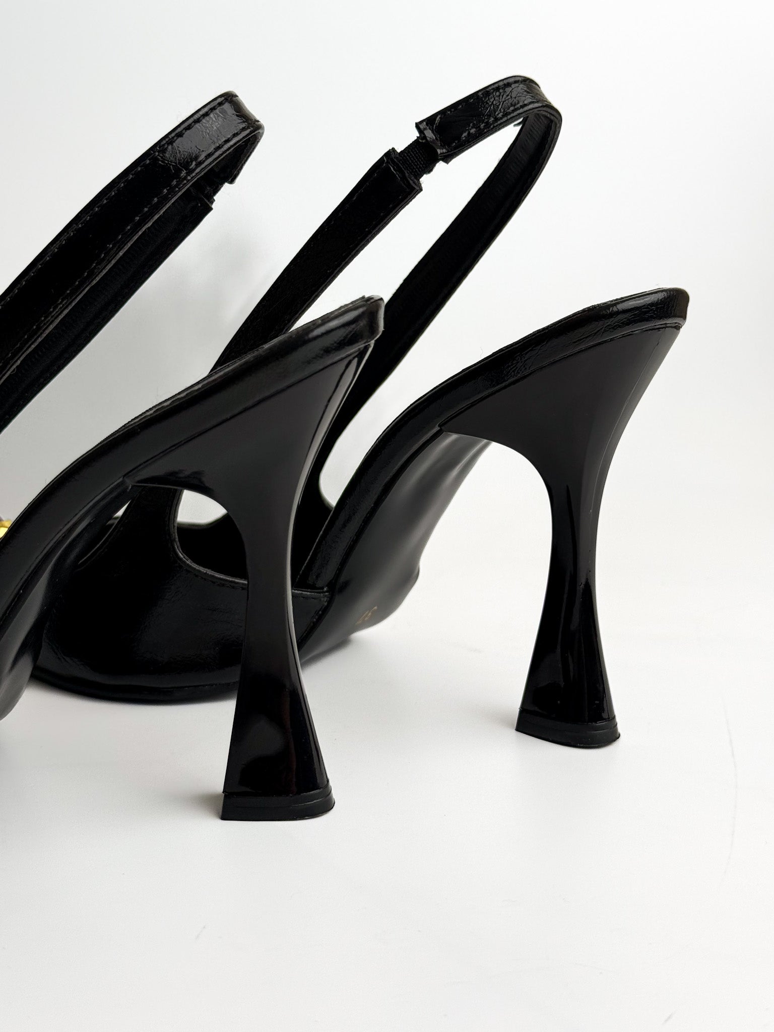 Siyah Kırışık Rugan Slingback Topuklu Ayakkabı – Gold Burun & Kırmızı Taş Detay