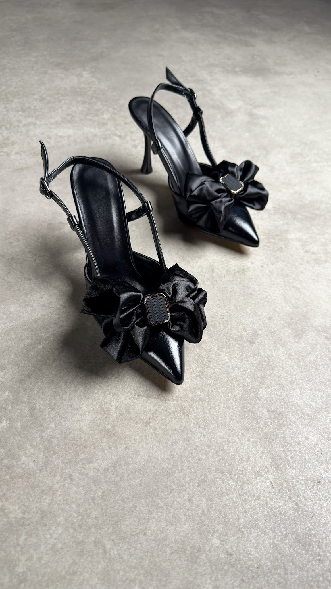 Siyah Fiyonklu Slingback Topuklu Ayakkabı