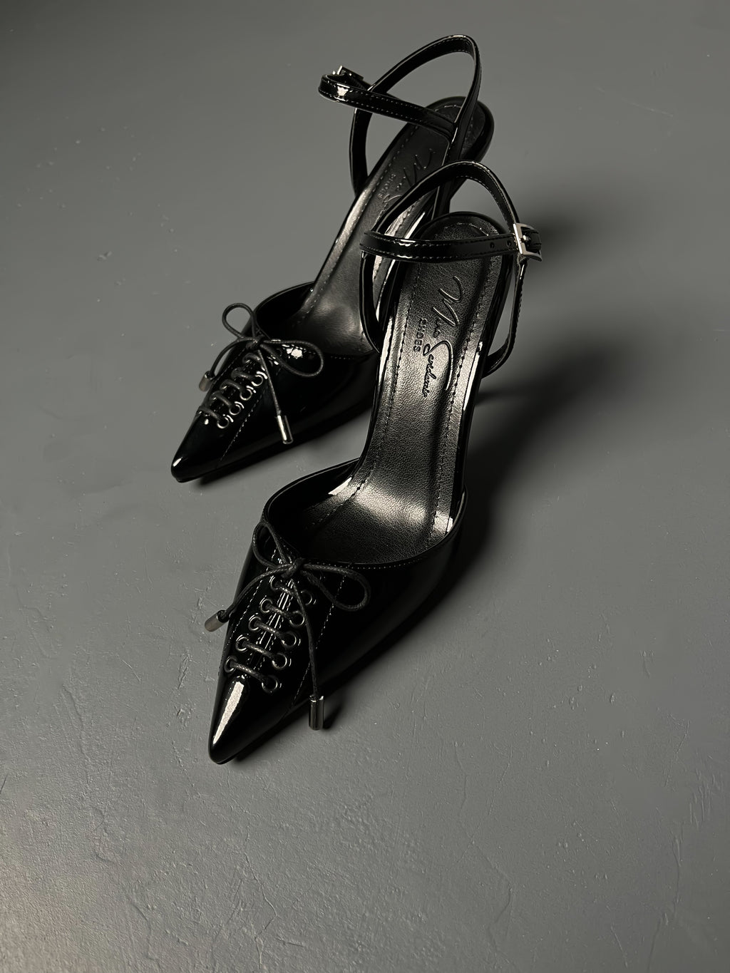 Siyah Rugan Bağcıklı İnce Topuklu Ayakkabı