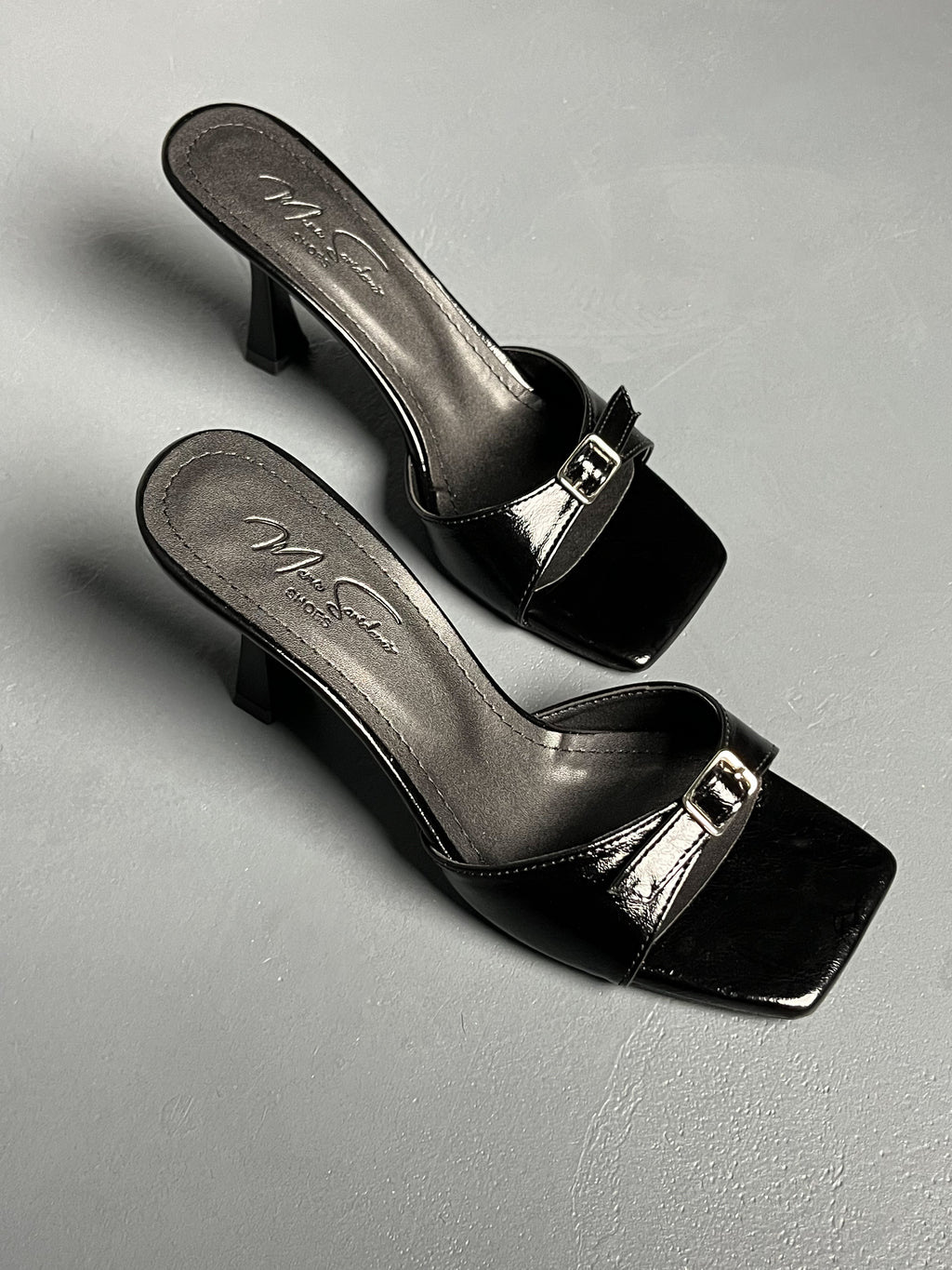 Siyah Toka Detaylı Topuklu Terlik