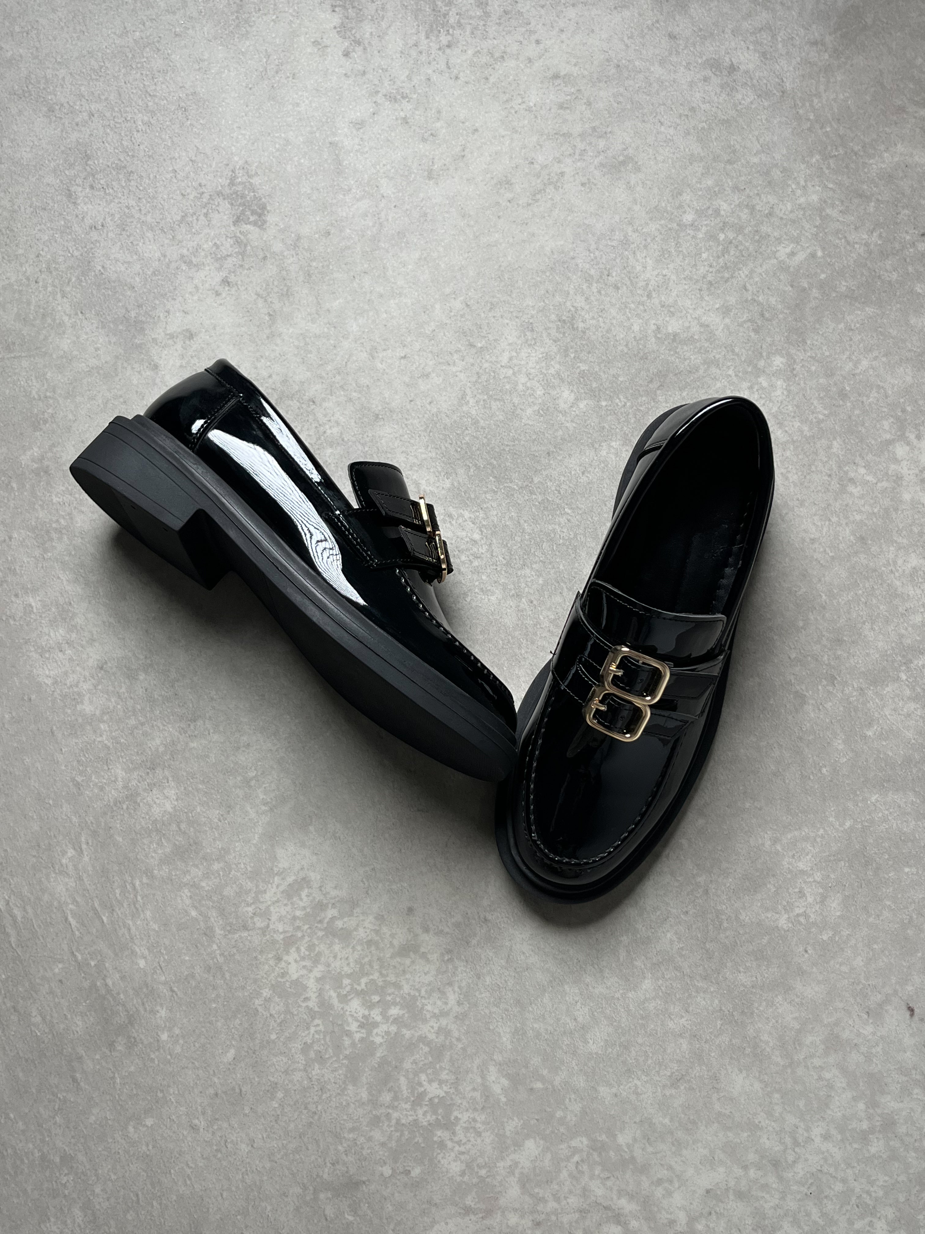 Gold toka detaylı siyah rugan loafer