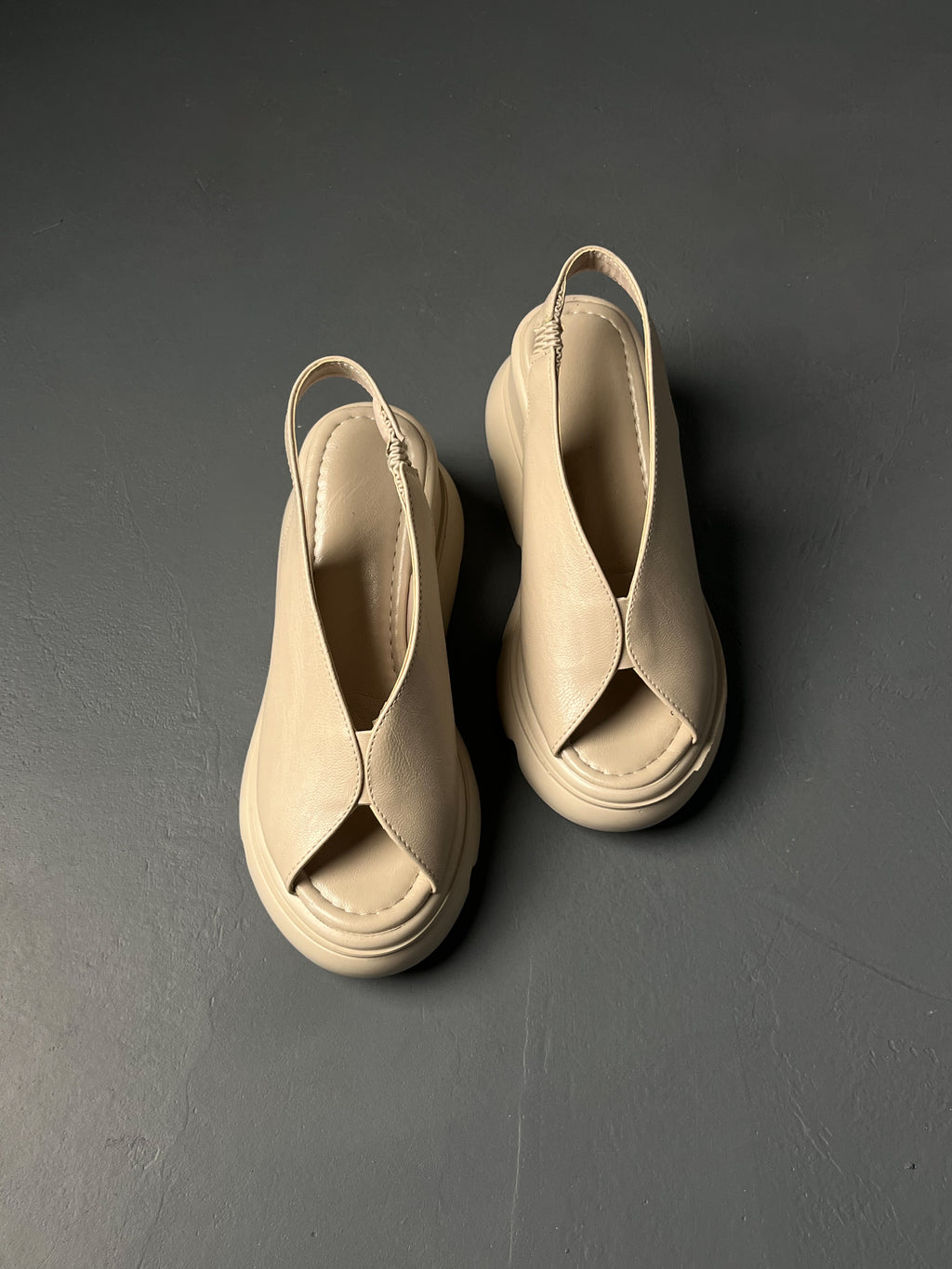 Krem Kalın Tabanlı Bantlı Sandalet