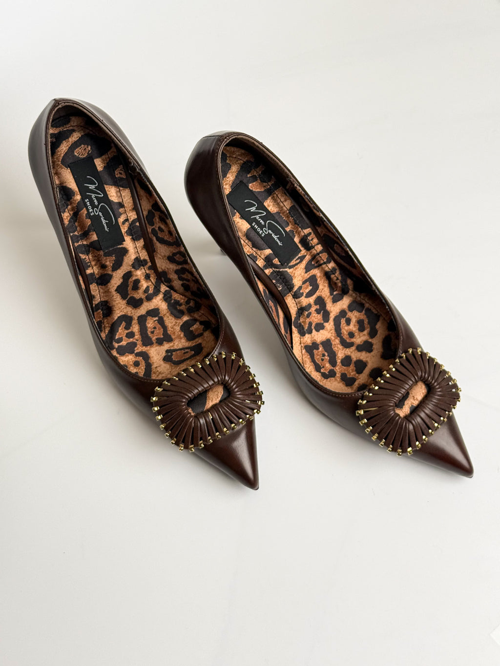 Acı Kahve Hakiki Deri 10 cm Stiletto – Leopar İç Taban & Gold Detaylı Toka Aksesuar