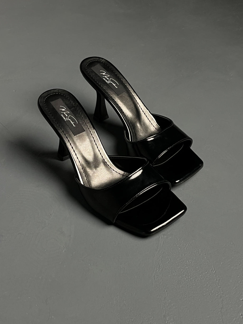 Siyah Rugan Terlik – İnce Topuklu-Kare Burun