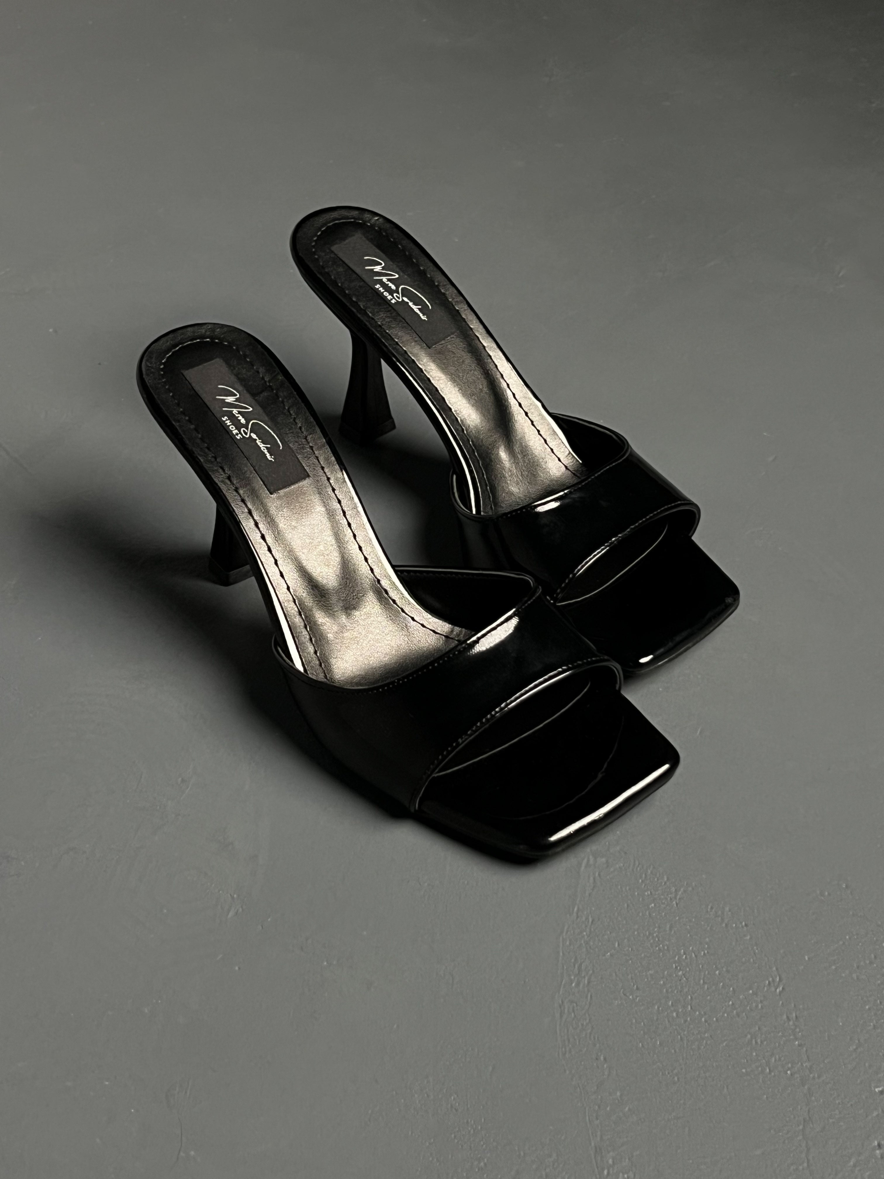 Siyah Rugan Terlik – İnce Topuklu-Kare Burun