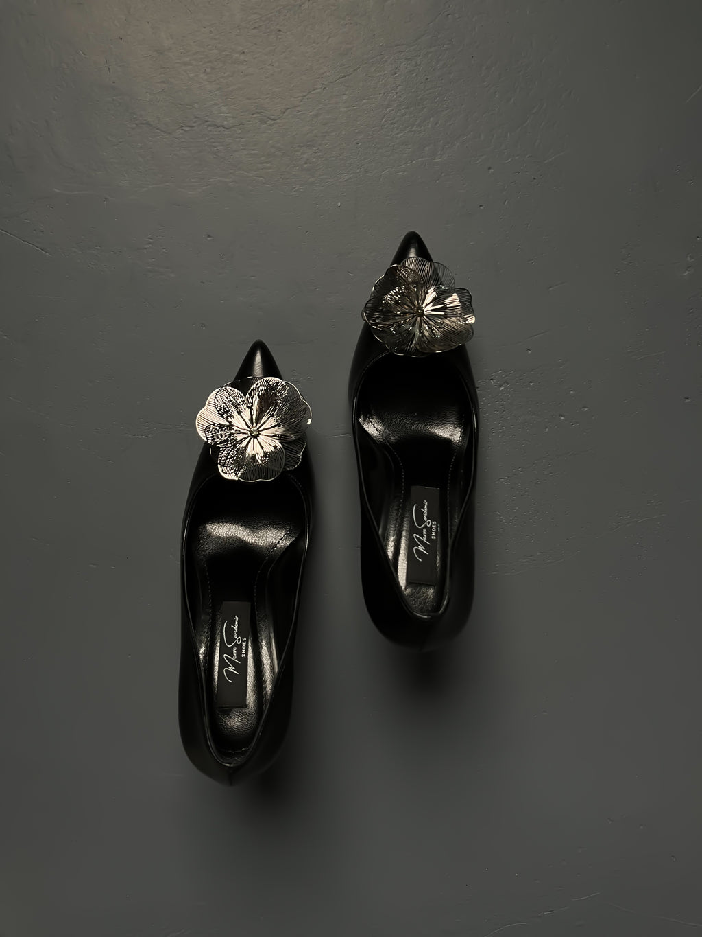 Siyah Stiletto – Gümüş Çiçek ve Topuk Detaylı