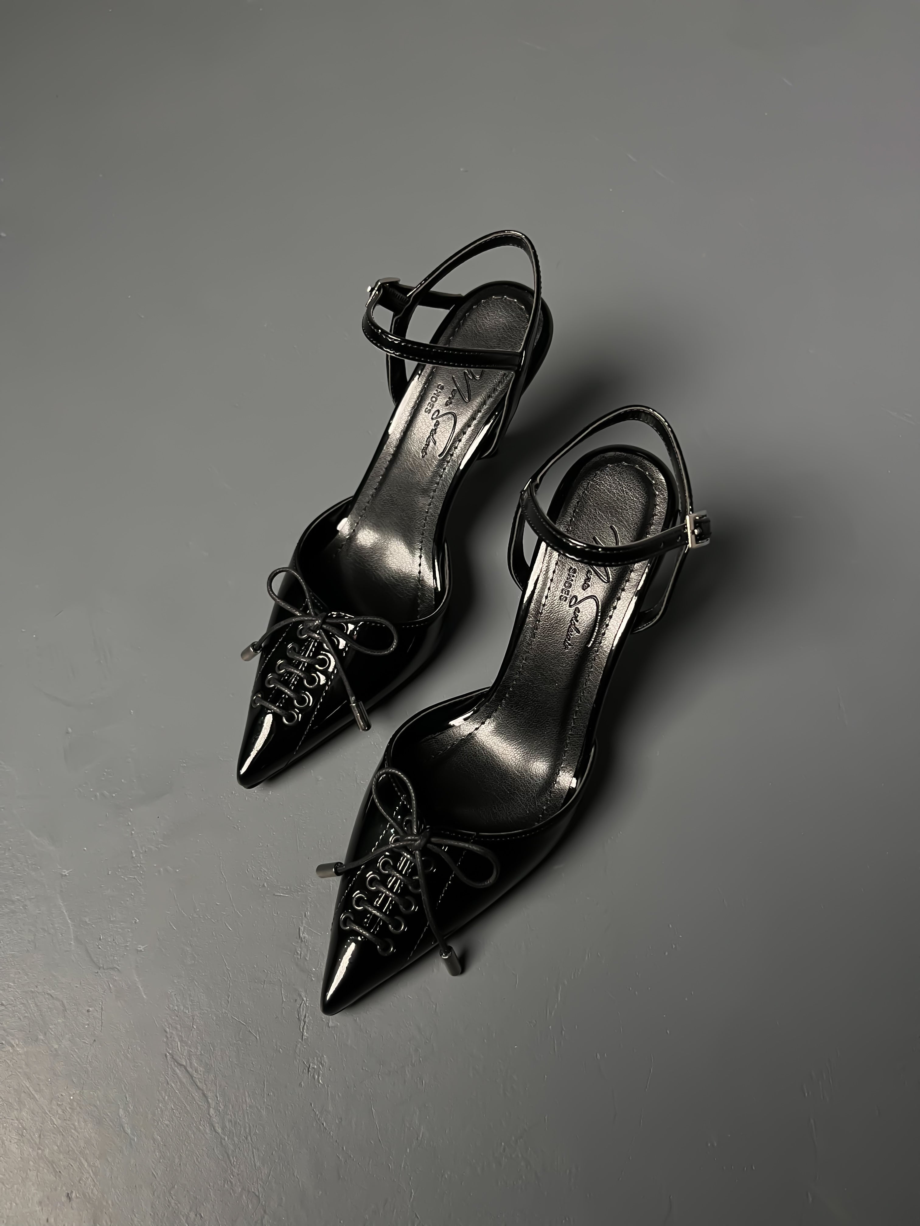 Siyah Rugan Bağcıklı İnce Topuklu Ayakkabı