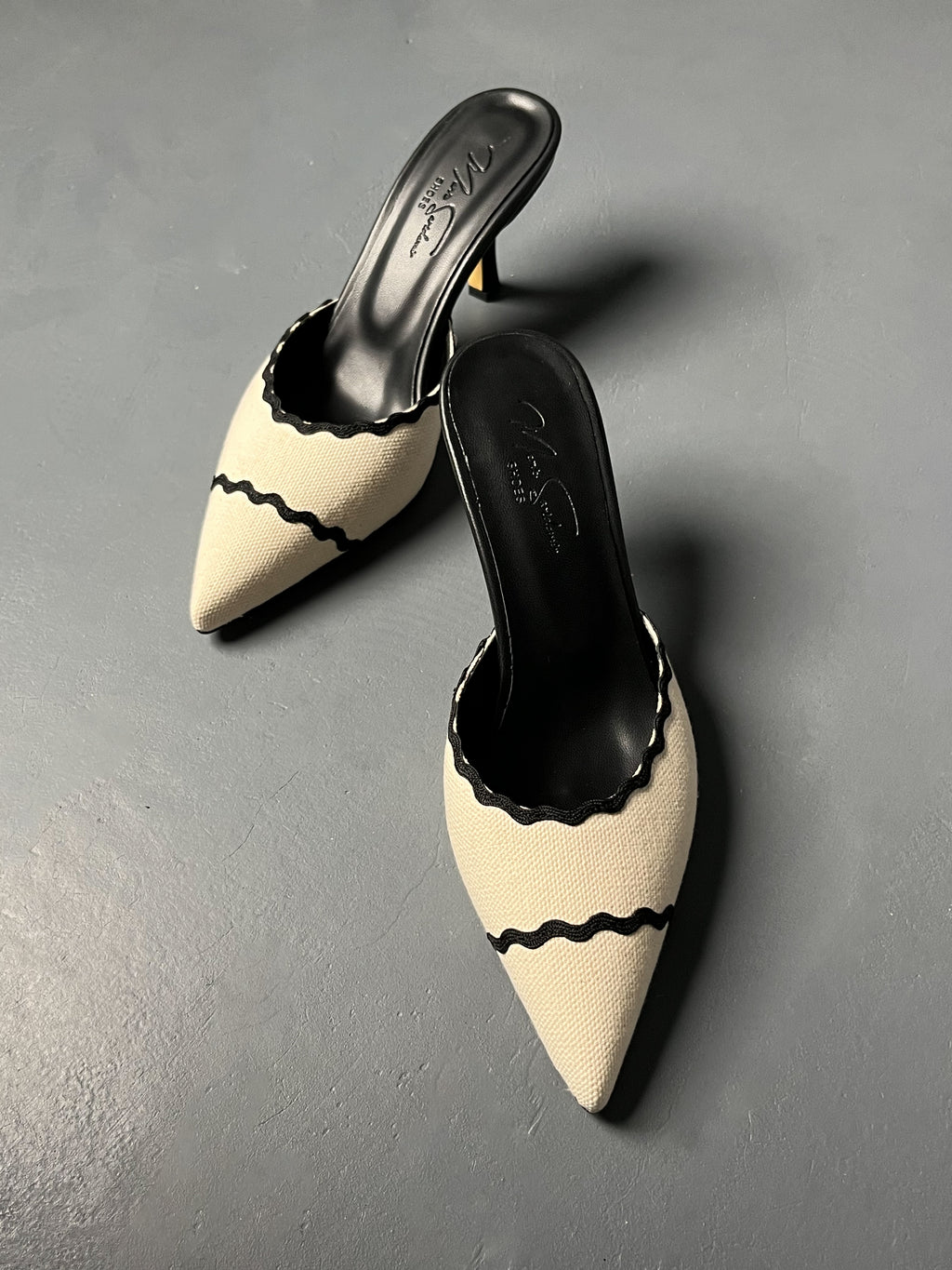 Krem-Siyah Detaylı Sivri Burun Keten Terlik