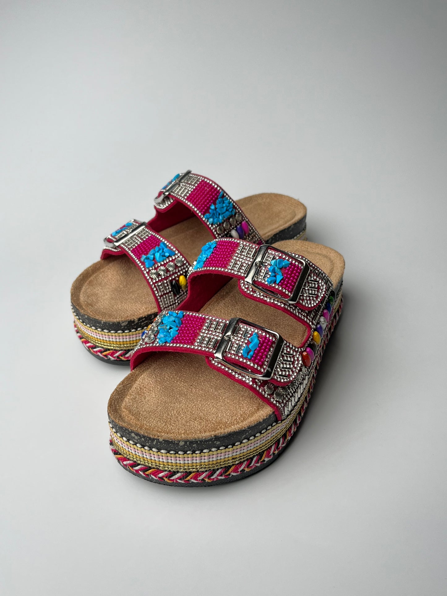 Pembe taş detaylı terlik