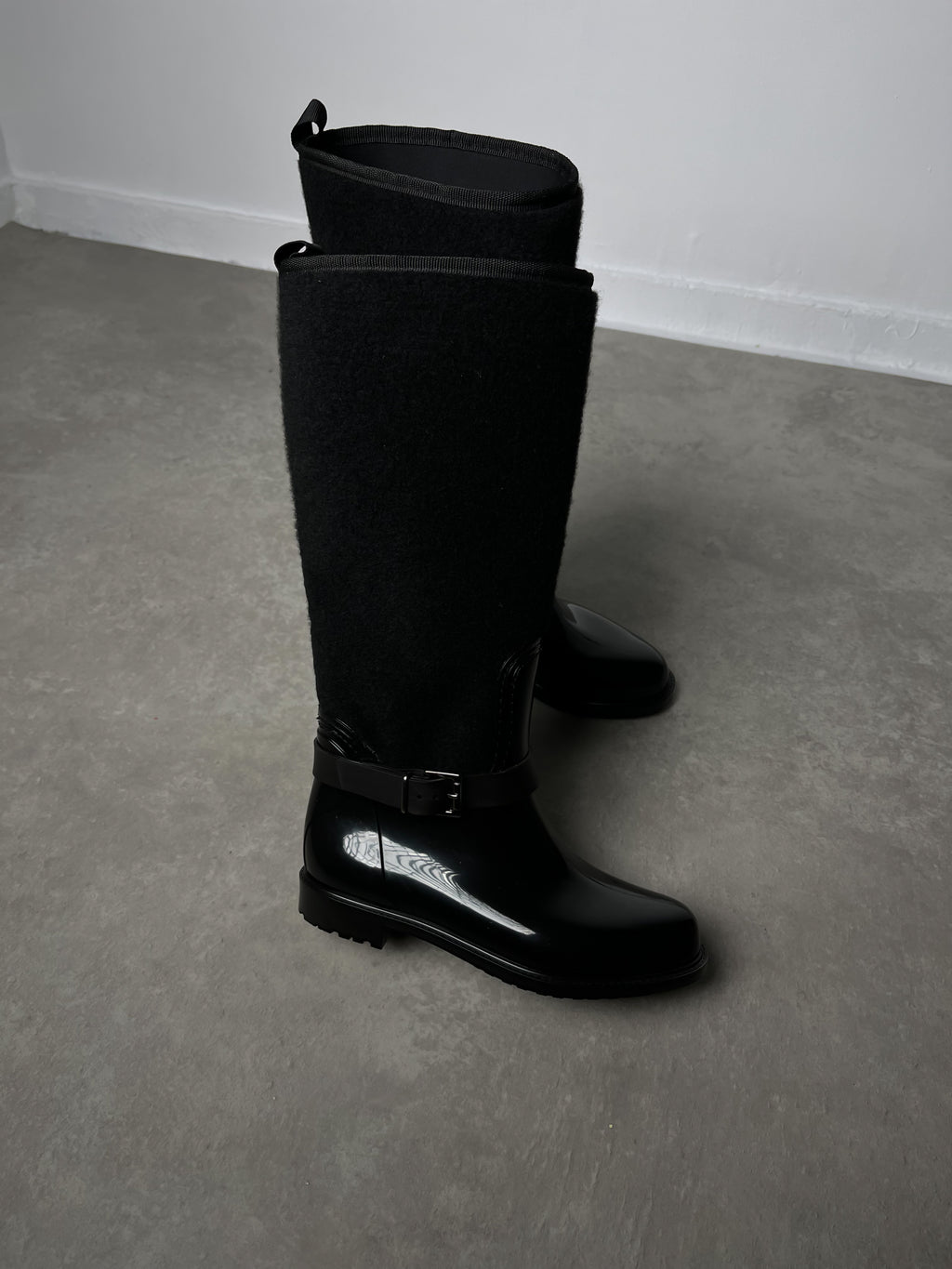 Siyah Tokalı Detaylı Yağmur Çizmesi