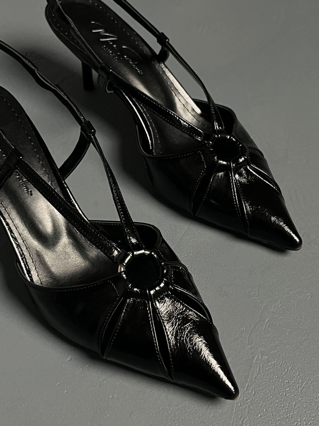 Siyah Rugan Orta Bant Geçiş Detaylı İnce Topuklu Ayakkabı