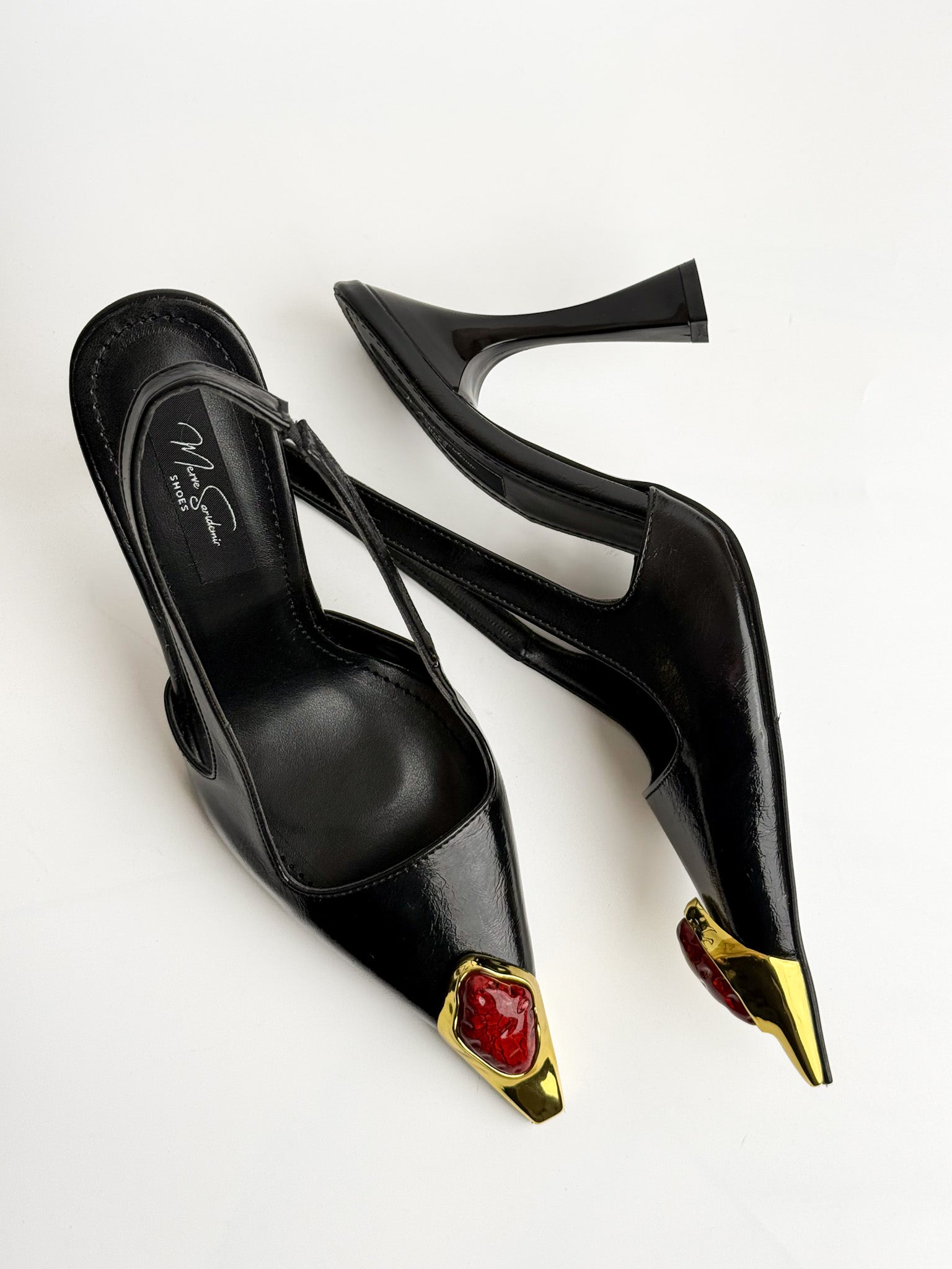 Siyah Kırışık Rugan Slingback Topuklu Ayakkabı – Gold Burun & Kırmızı Taş Detay