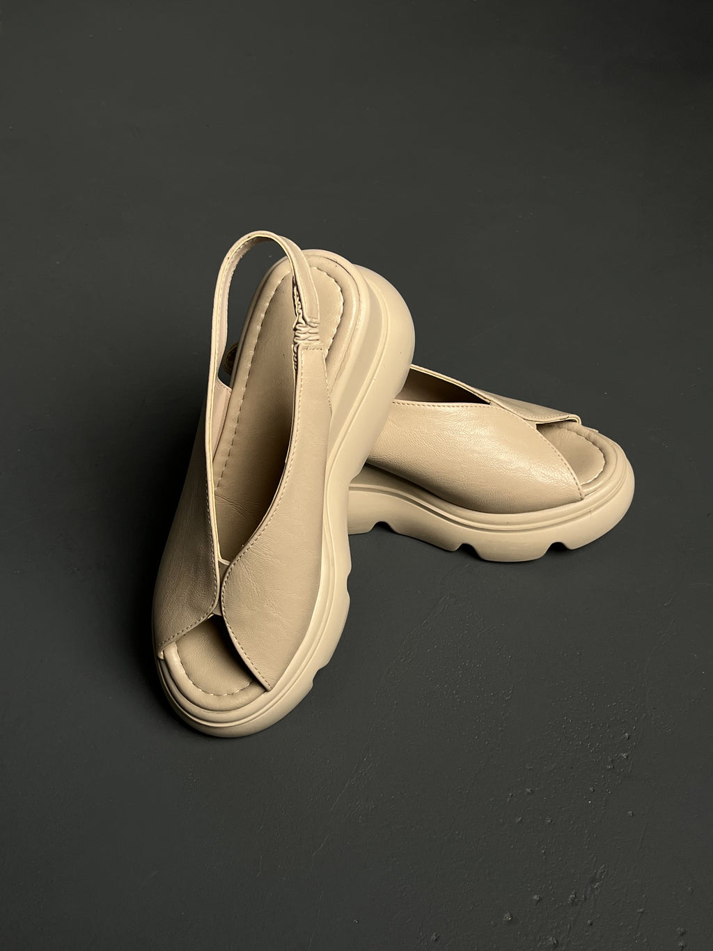 Krem Kalın Tabanlı Bantlı Sandalet