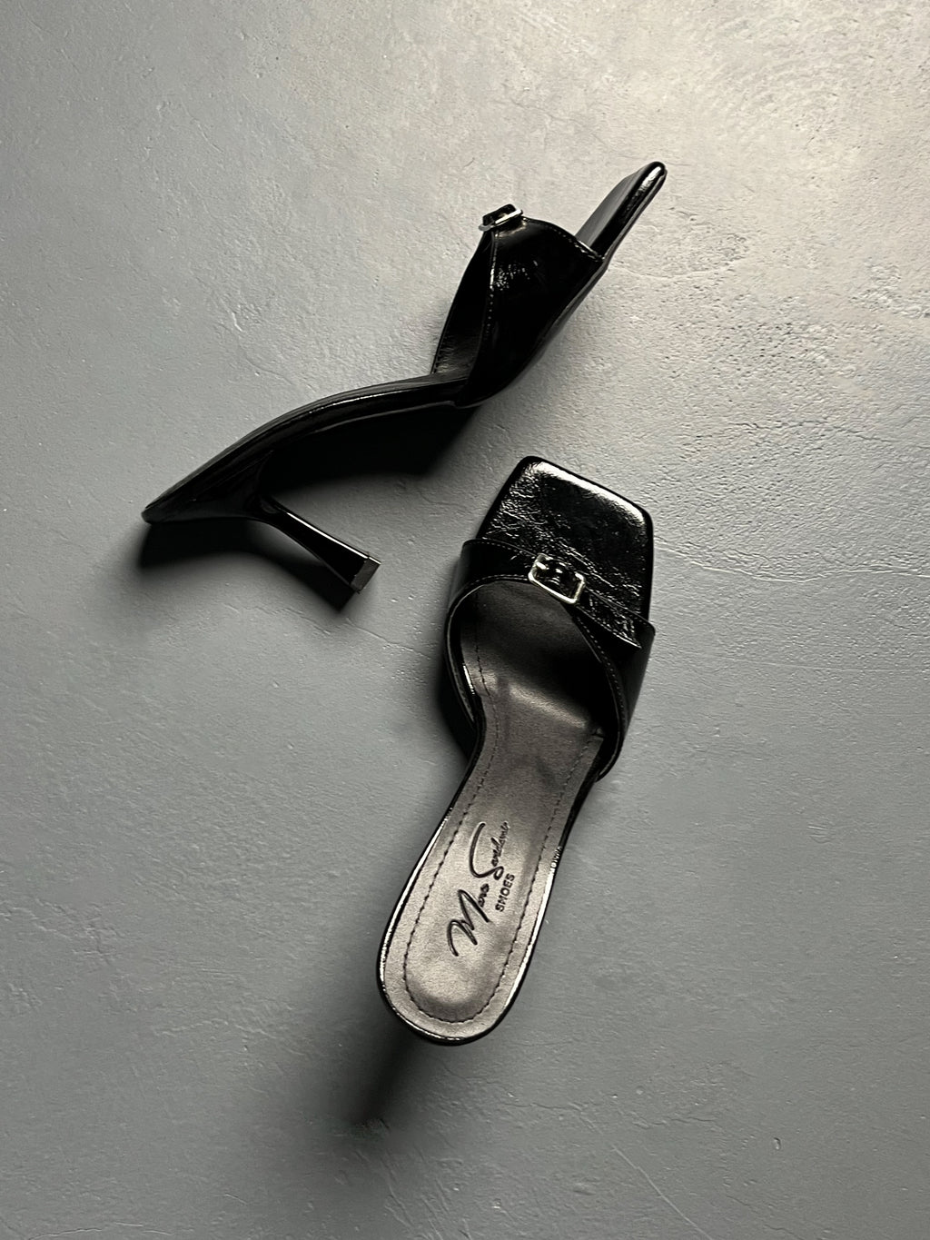 Siyah Toka Detaylı Topuklu Terlik