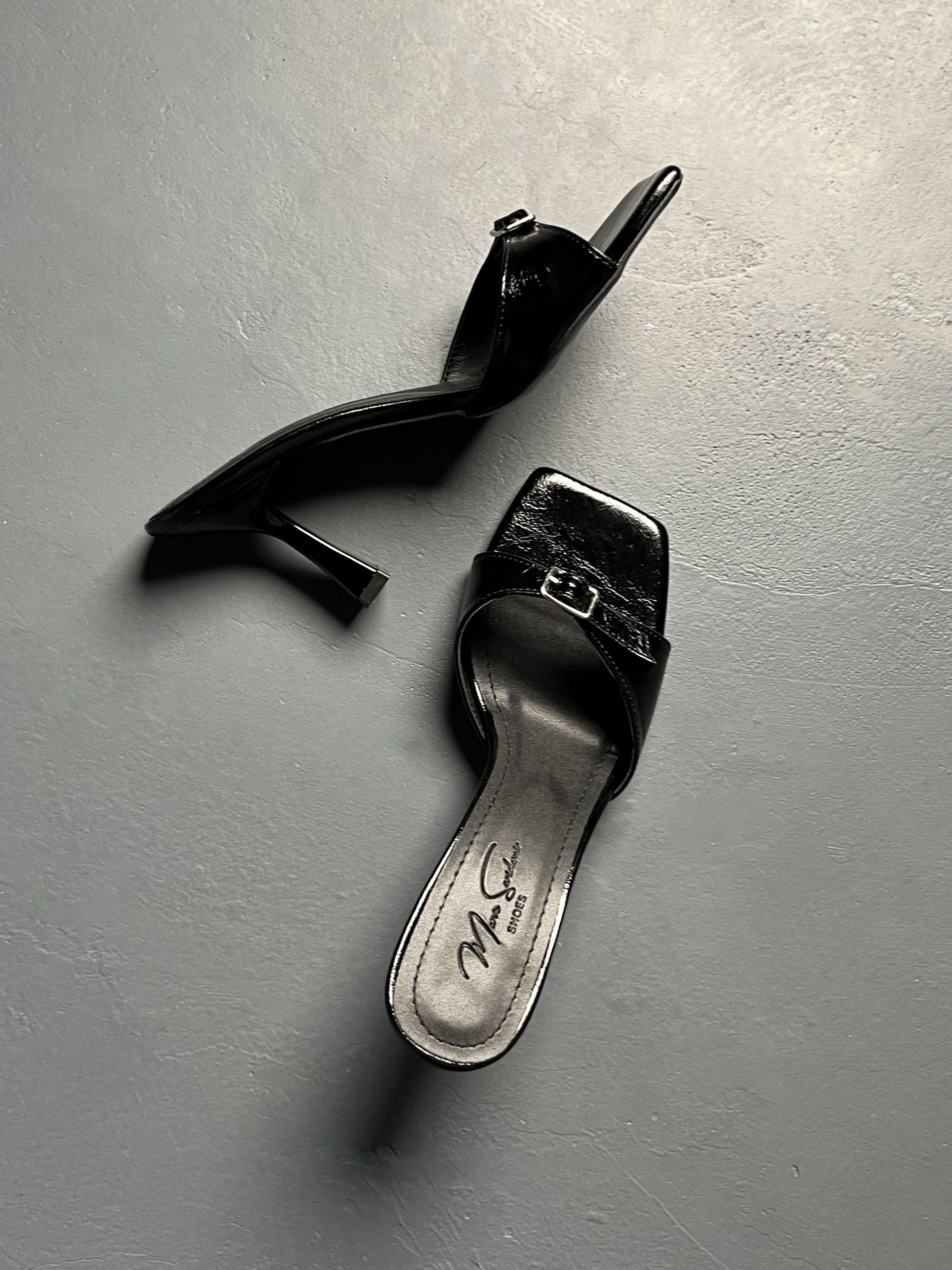 Siyah Toka Detaylı Topuklu Terlik