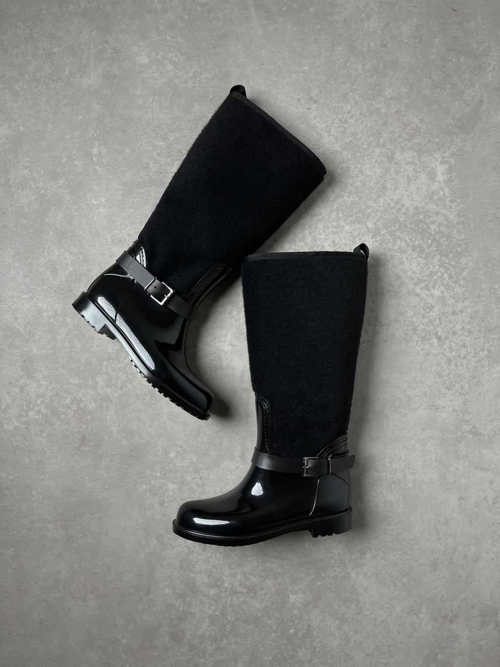 Siyah Tokalı Detaylı Yağmur Çizmesi