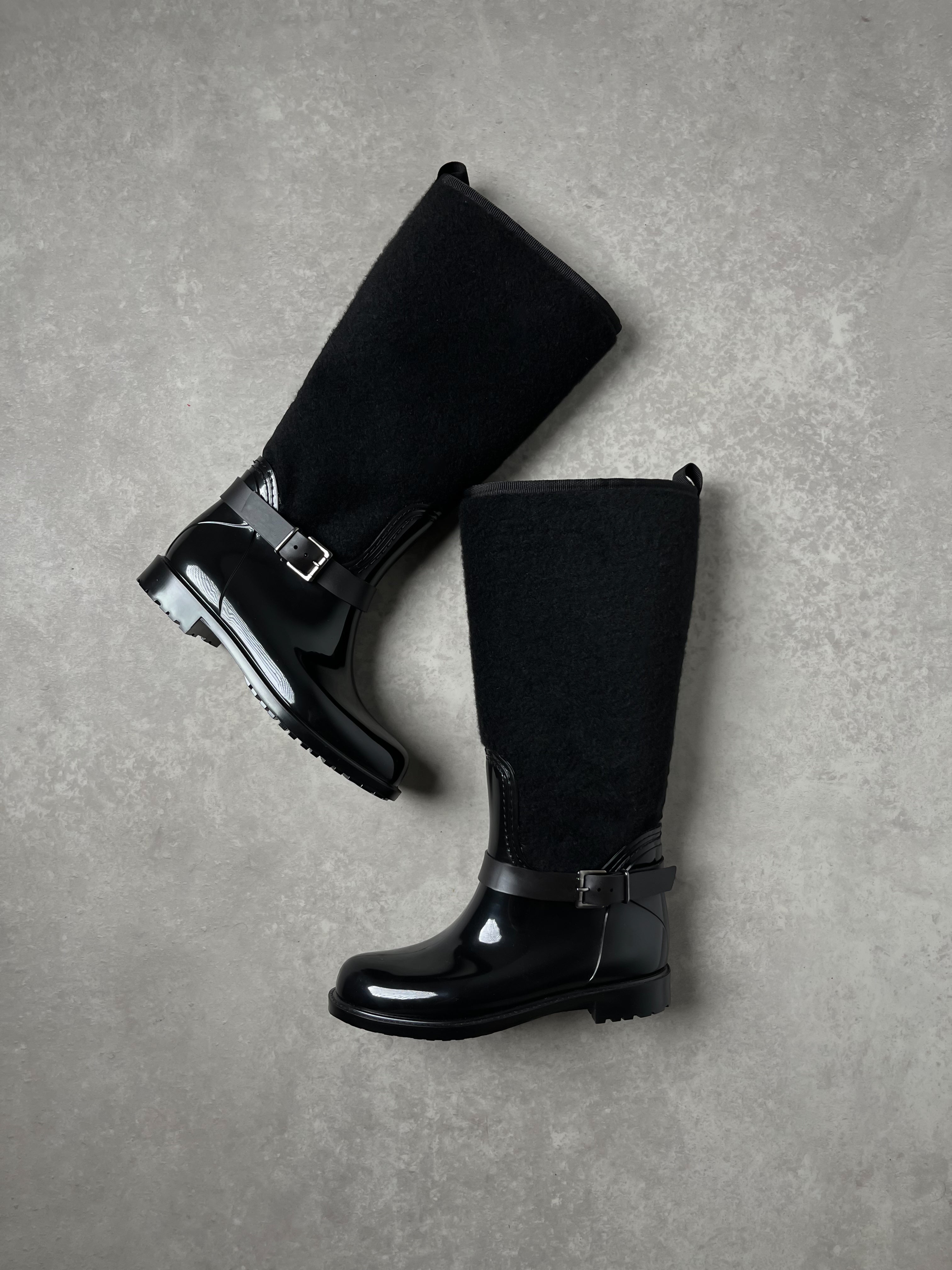 Siyah Tokalı Detaylı Yağmur Çizmesi