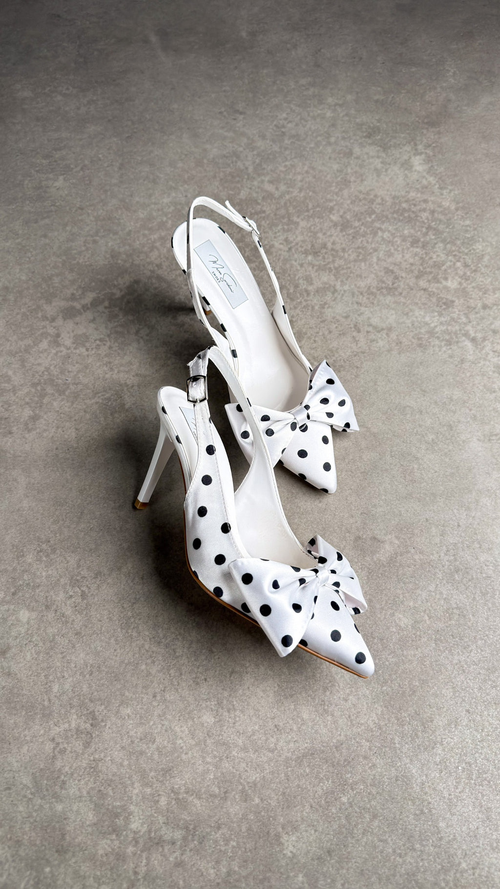 Fiyonklu Beyaz Saten Stiletto