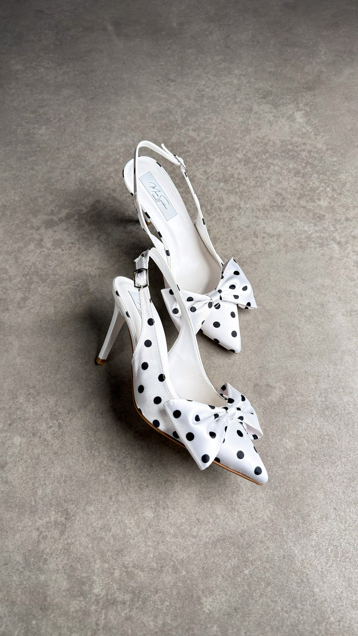 Fiyonklu Beyaz Saten Stiletto