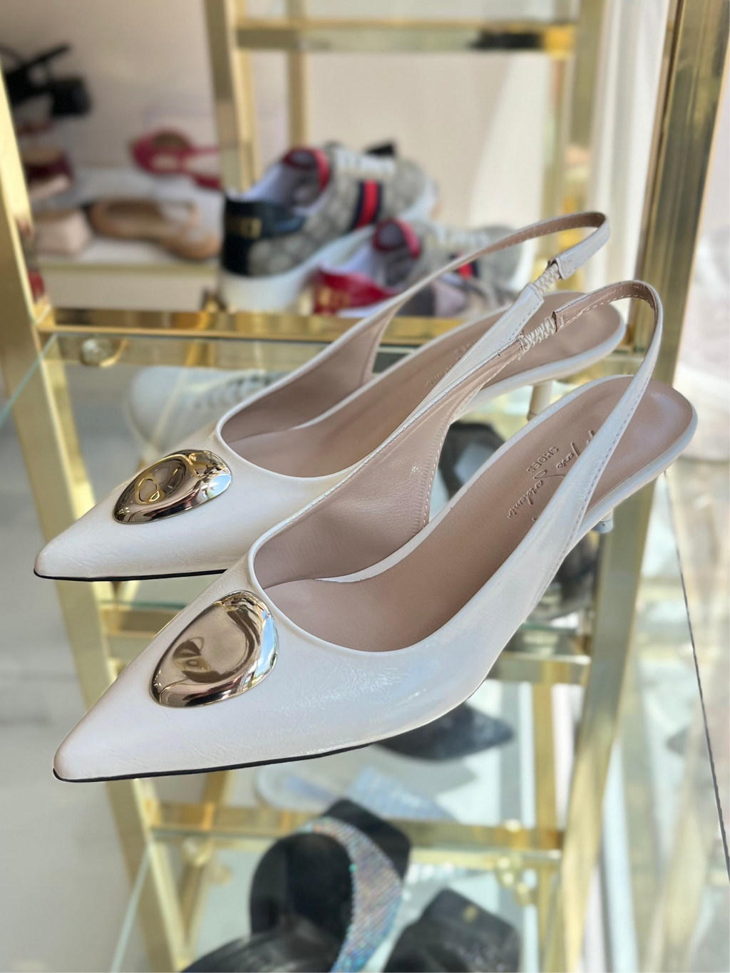 Kırık Beyaz İnce Topuku Ayakkabı– Metal Detaylı