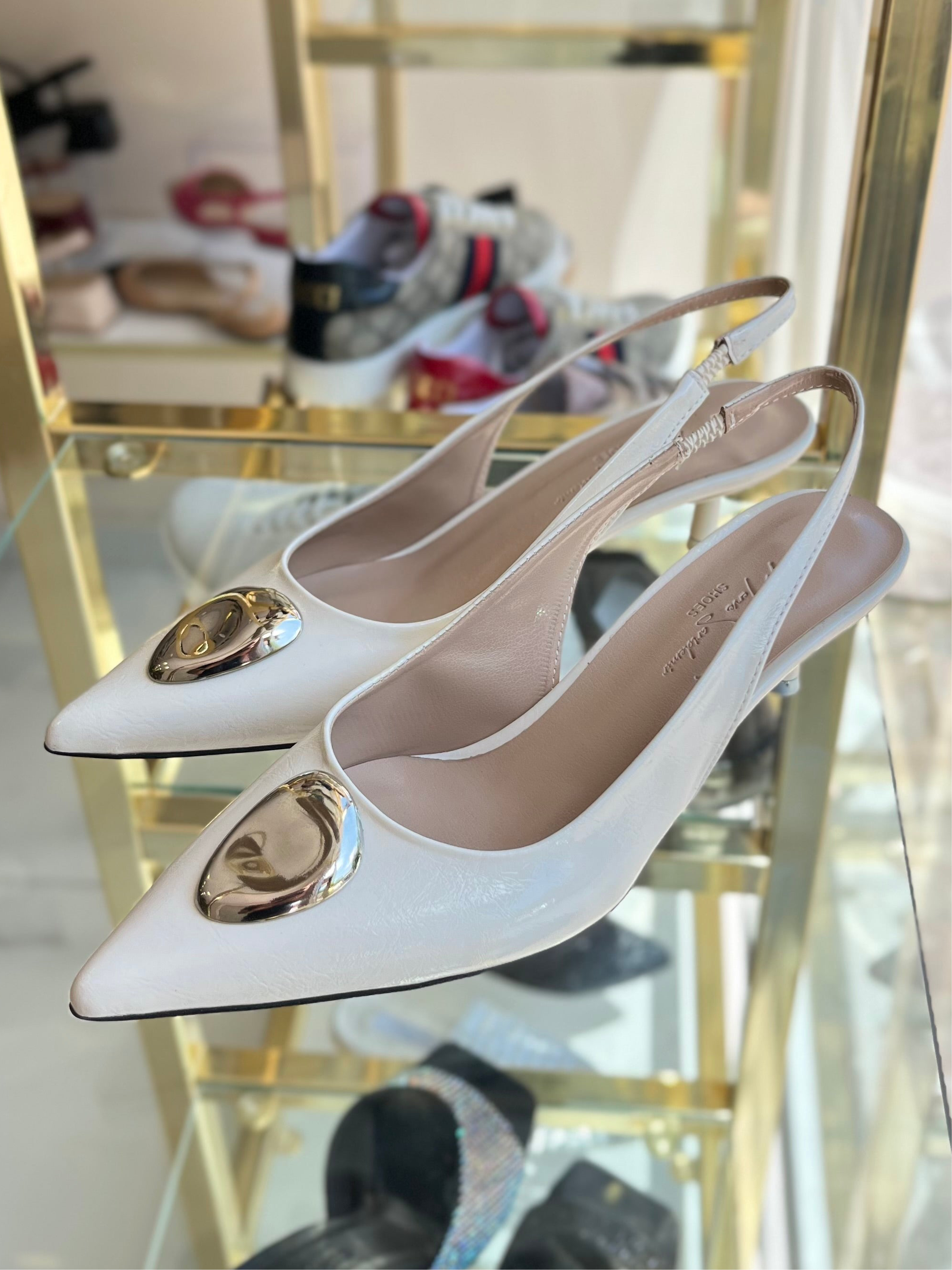 Kırık Beyaz İnce Topuku Ayakkabı– Metal Detaylı