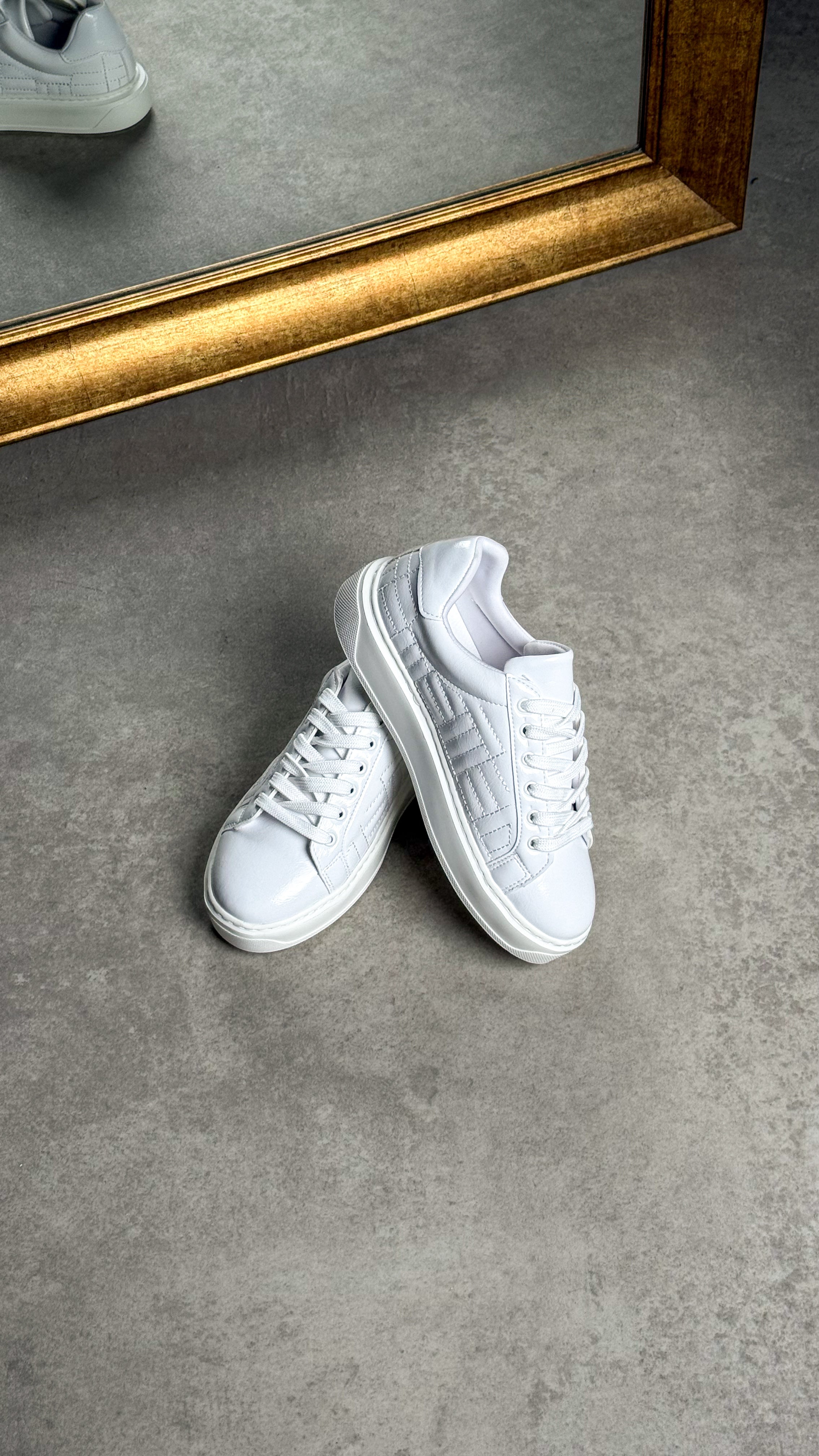 Beyaz Rugan Özel Desenli Sneaker