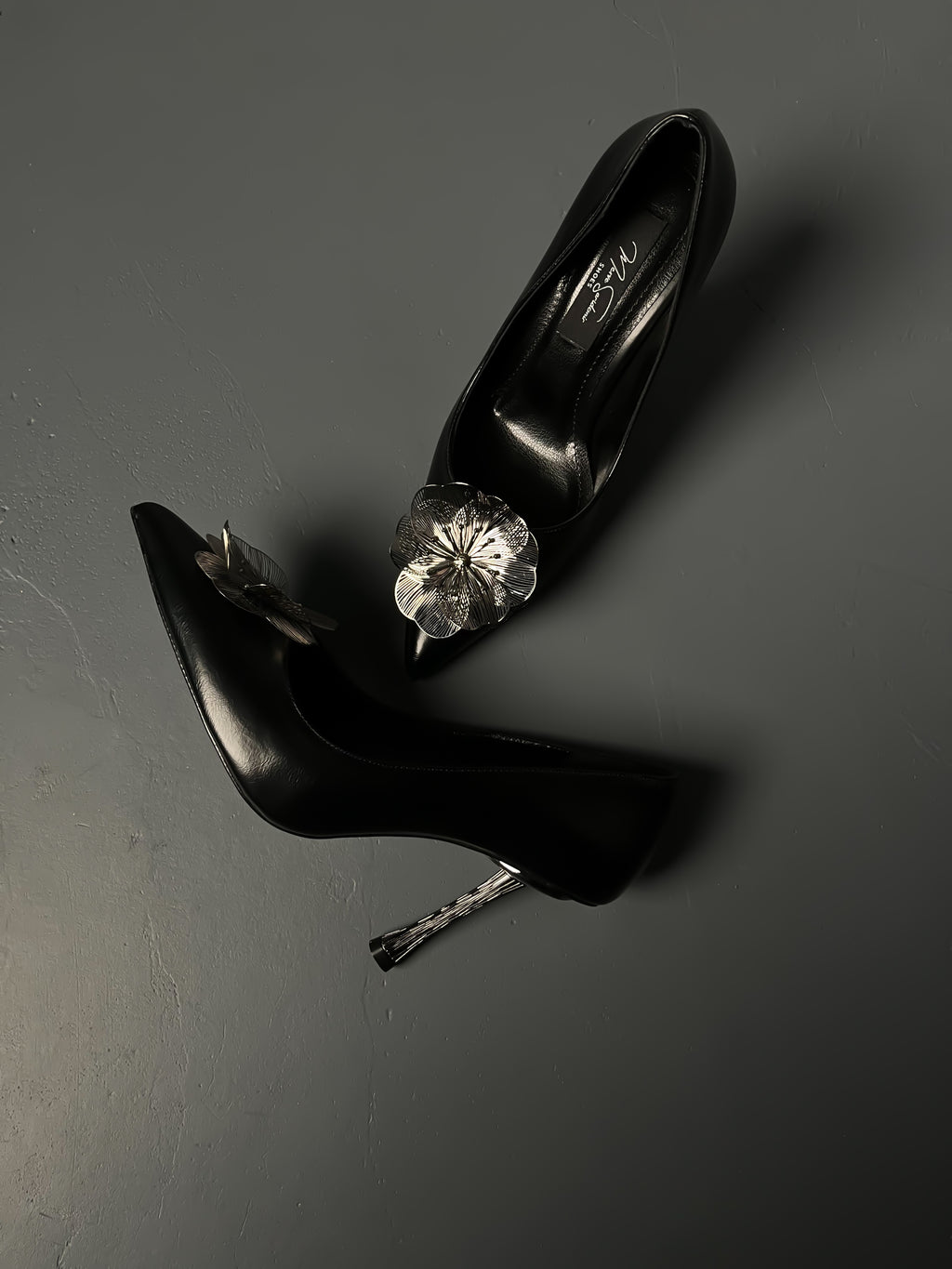 Siyah Stiletto – Gümüş Çiçek ve Topuk Detaylı