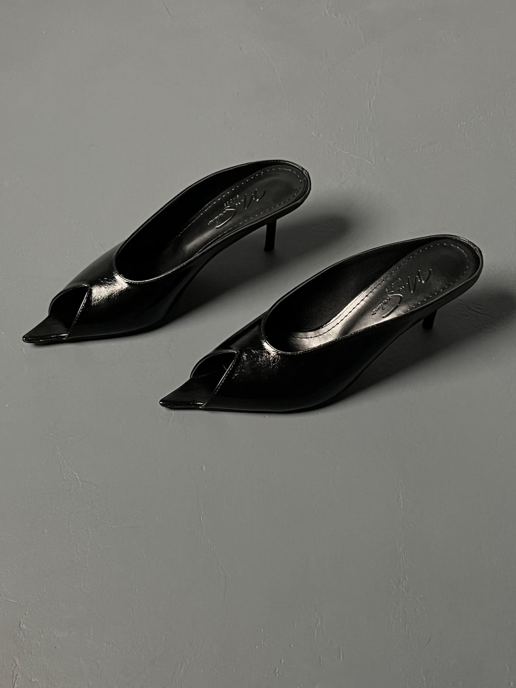 Siyah açık burun terlik