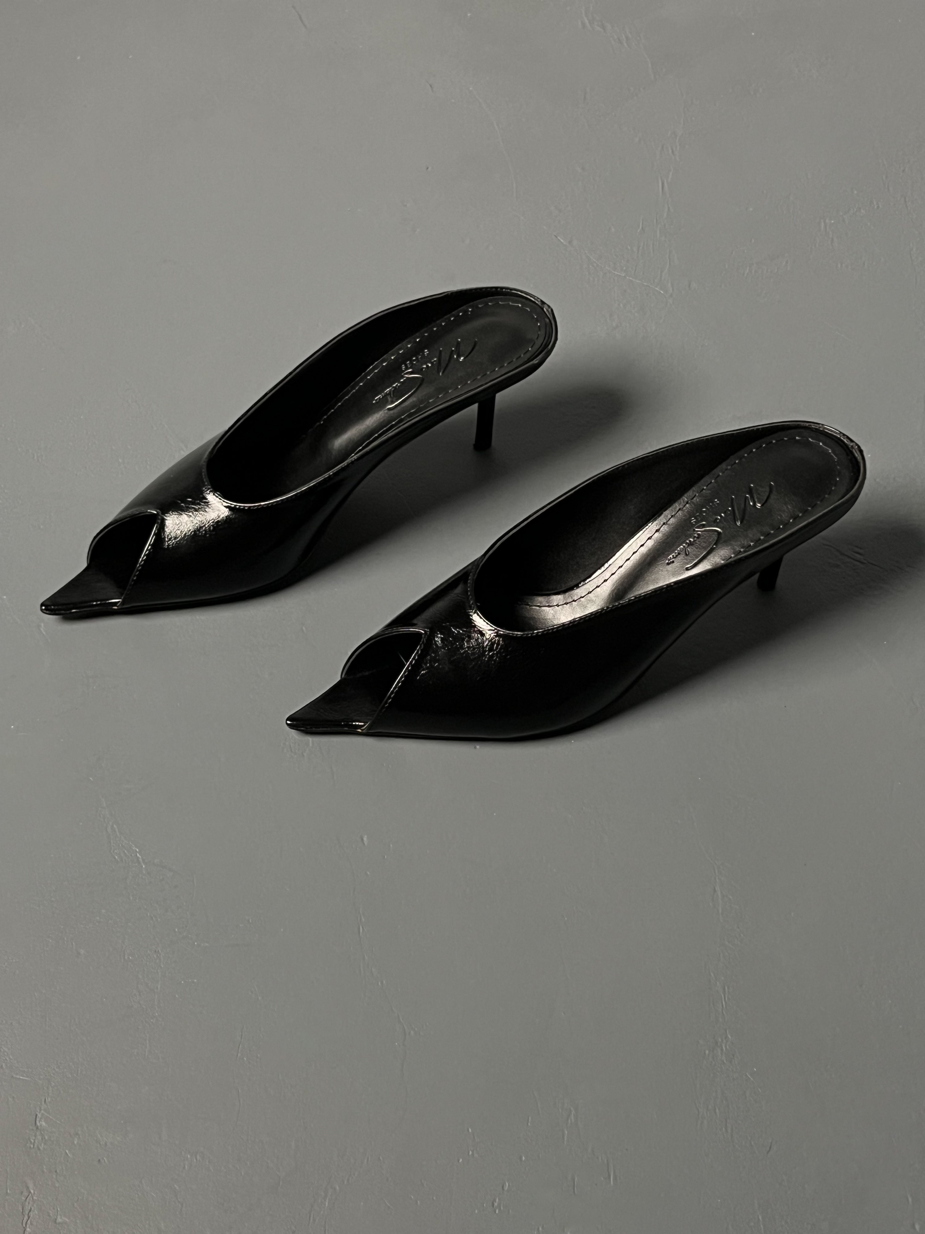 Siyah açık burun terlik