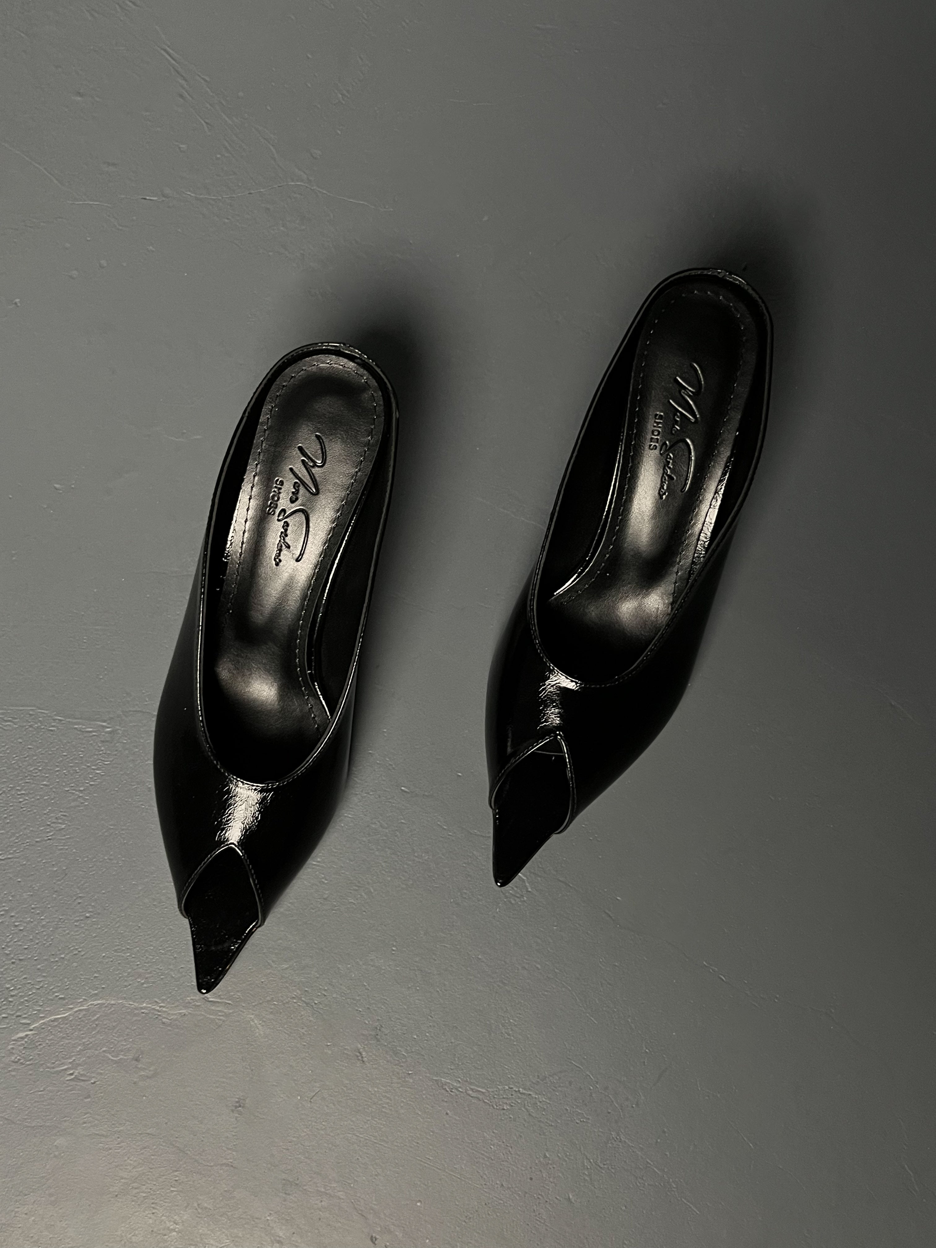 Siyah açık burun terlik