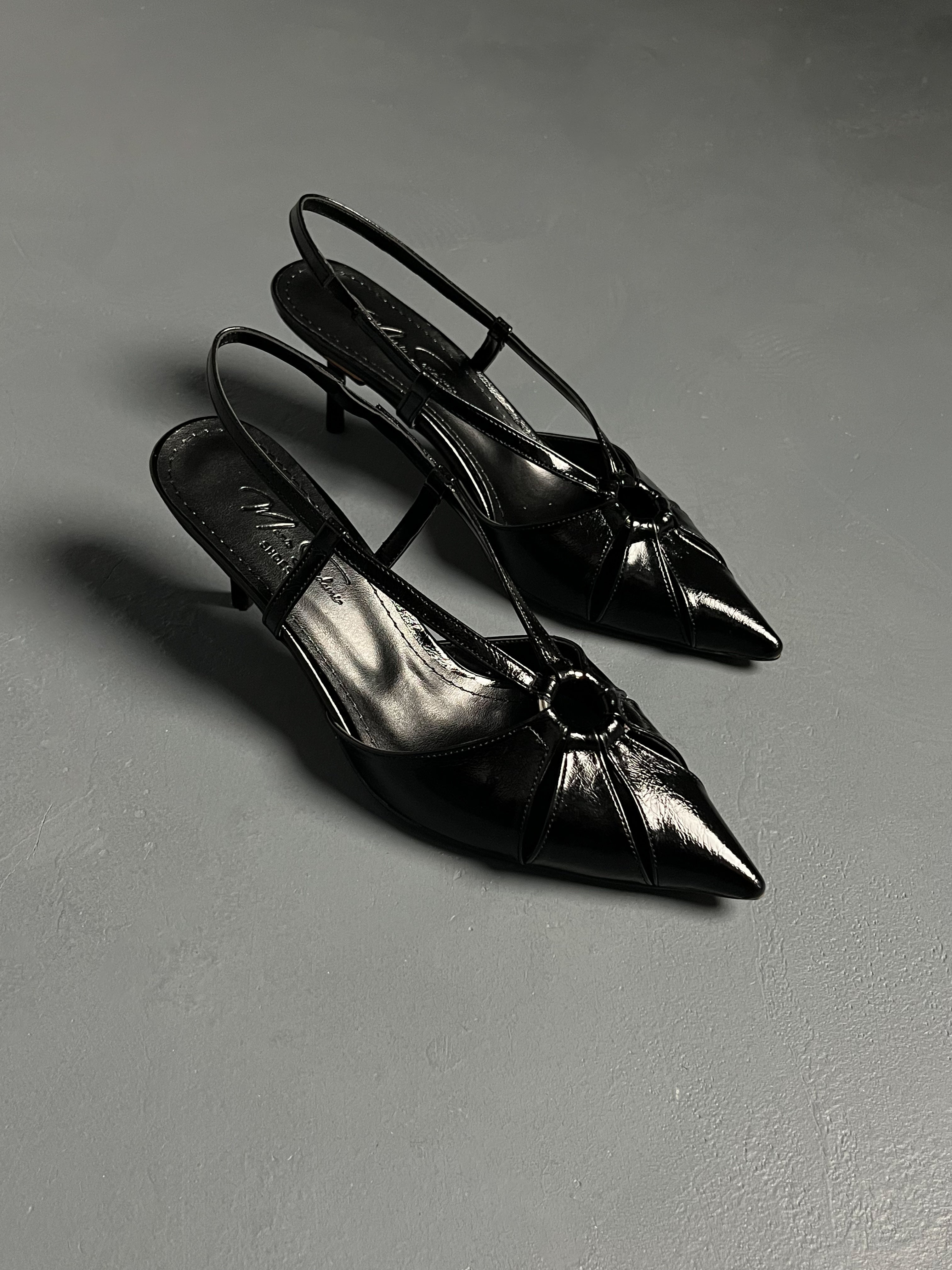 Siyah Rugan Orta Bant Geçiş Detaylı İnce Topuklu Ayakkabı