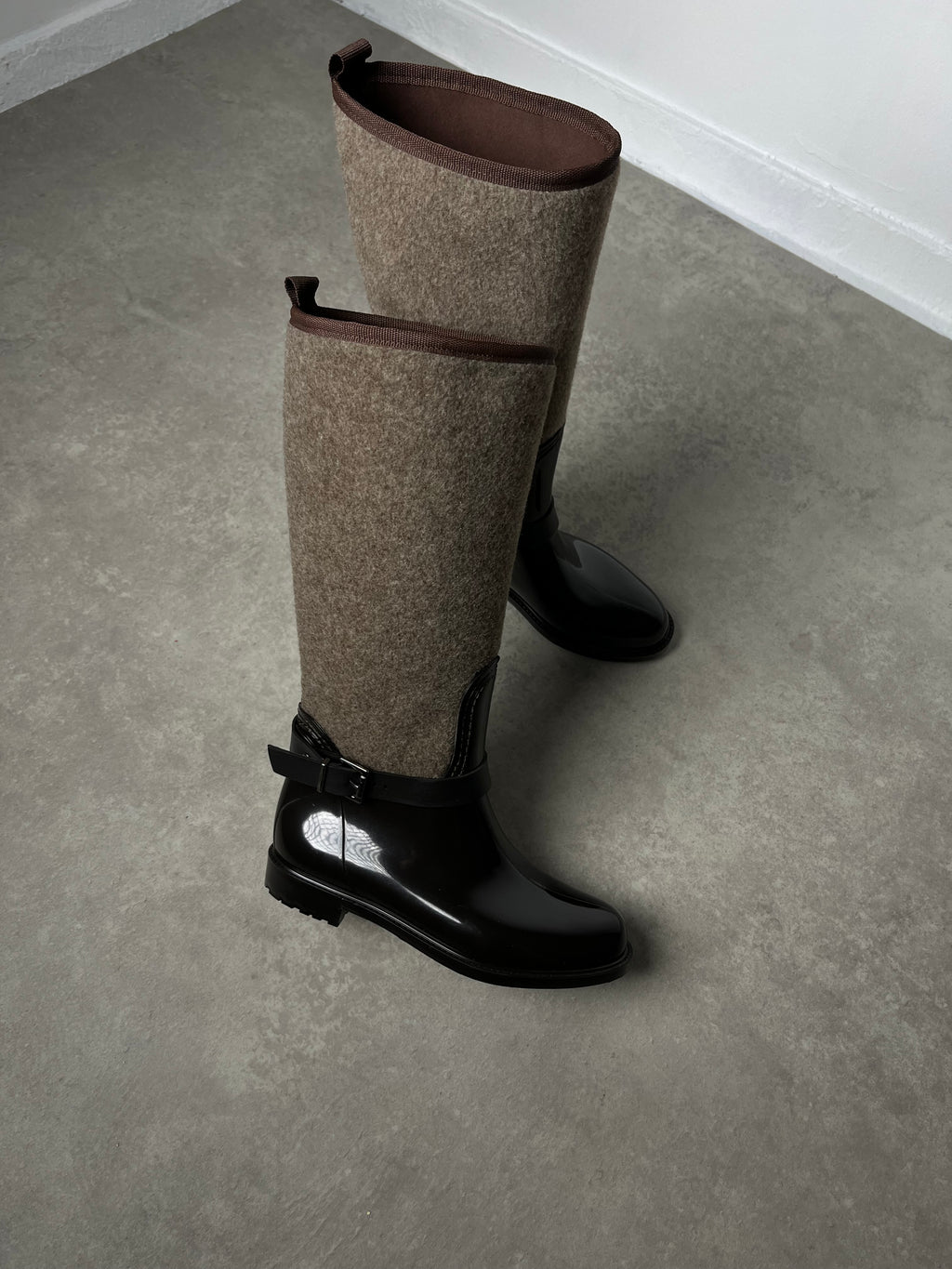 Kahverengi Toka Detaylı Yağmur Çizmesi